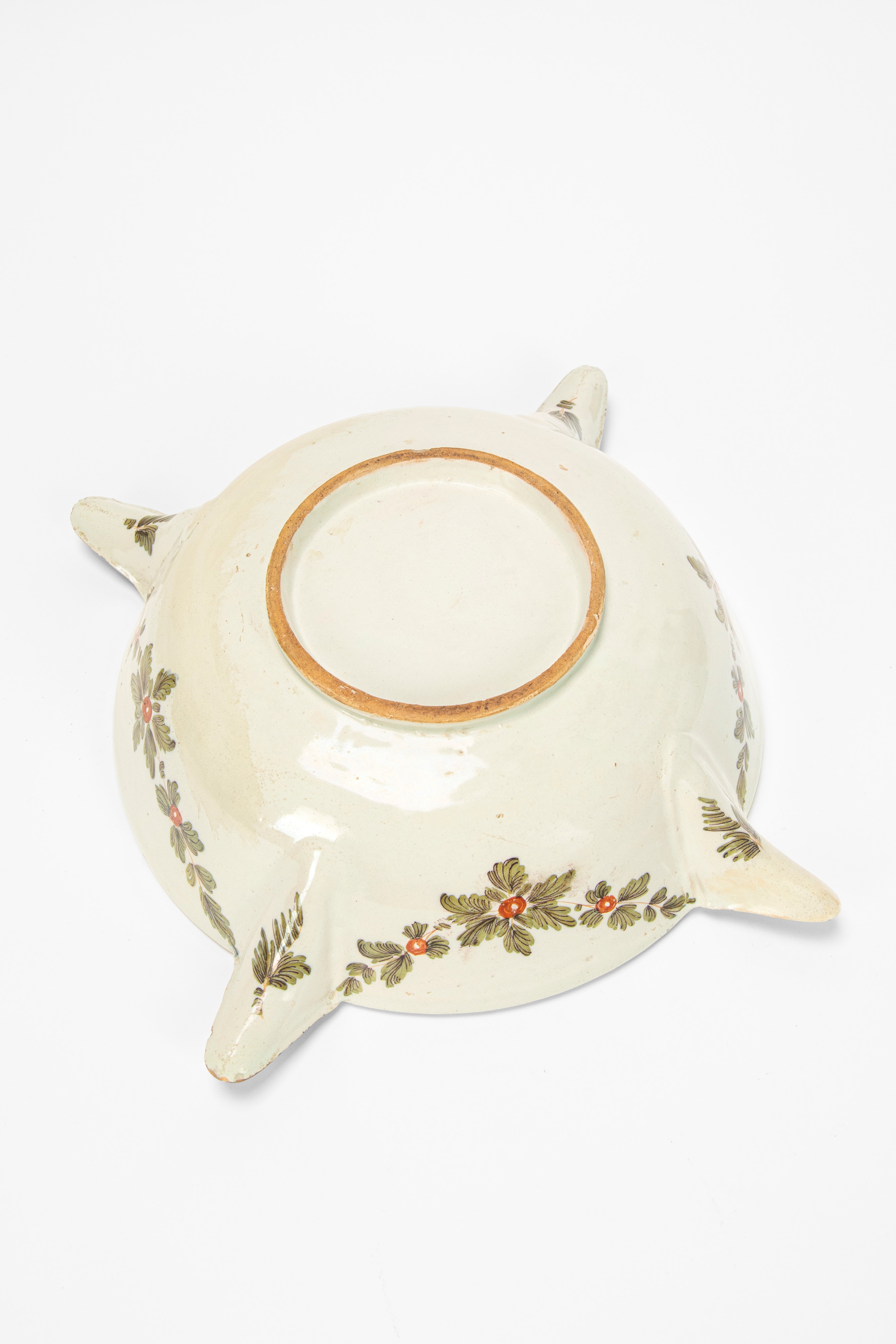 Antonibon, Coppa conviviale con quattro versatoi in maiolica policroma con decoro “al blanser” (N...