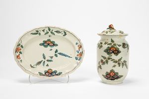 Lotto composto da un vaso con coperchio e un piatto mistilineo in maiolica policroma con decoro &ldquo;al blanser&rdquo;. Antonibon, Nove, secolo XVIII.