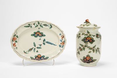 Antonibon, Coppia di vaso con coperchio e piatto mistilineo in maiolica policroma, decorazione “a...
