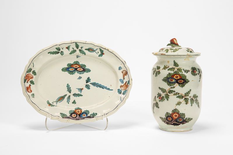 Antonibon, Vaso con coperchio e piatto mistilineo in maiolica policroma “al blanser”, secolo XVII...