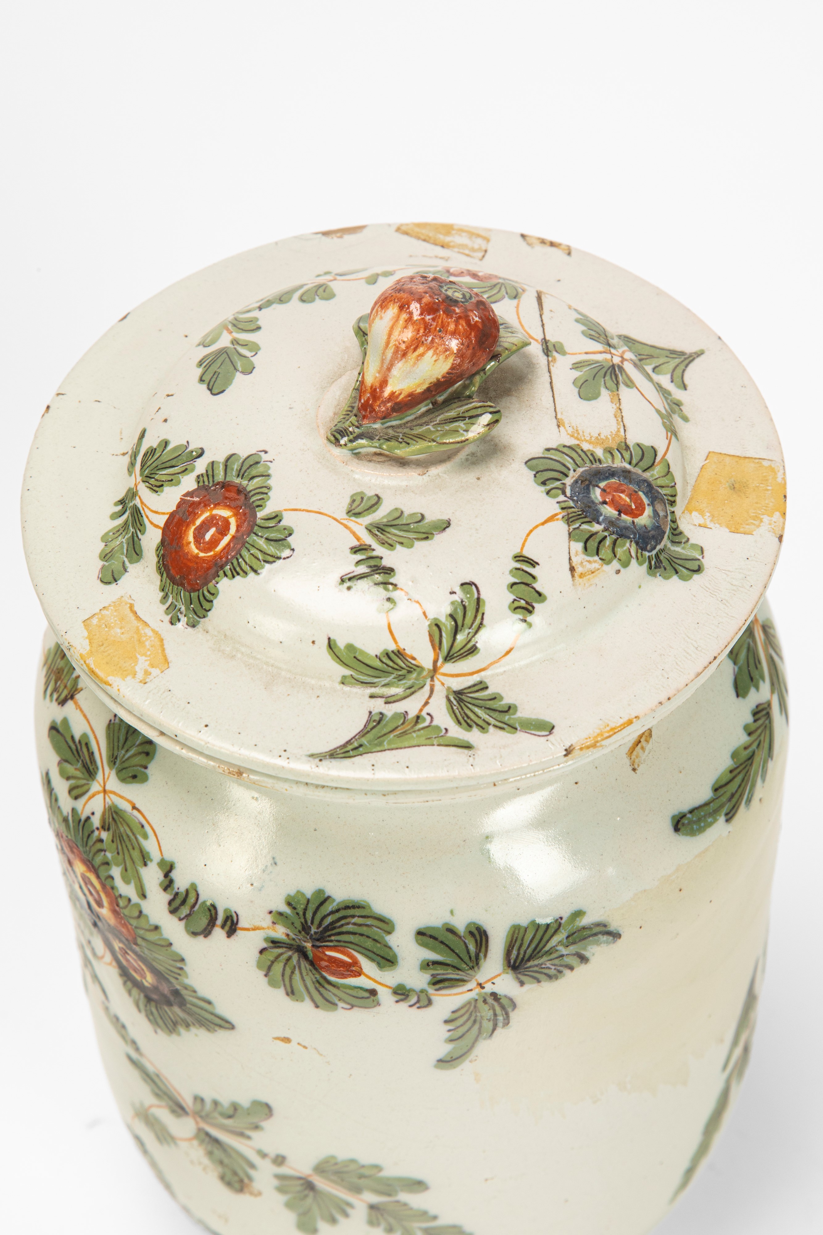 Antonibon, Vaso con coperchio e piatto mistilineo in maiolica policroma “al blanser”, secolo XVII...