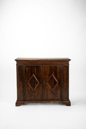 Credenza in noce a due ante pannellate. Secolo XVII