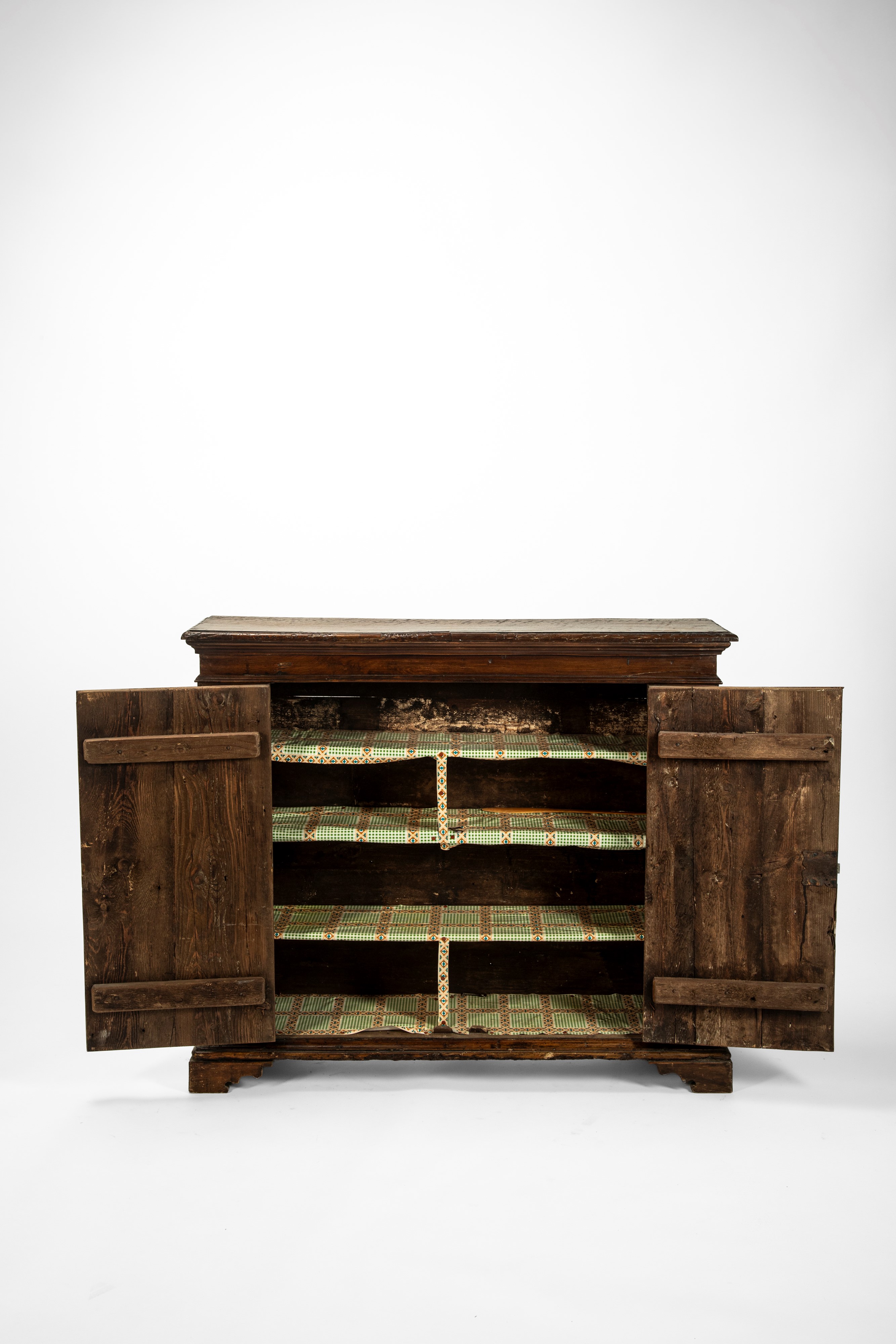 Credenza in noce a due ante pannellate, XVII secolo