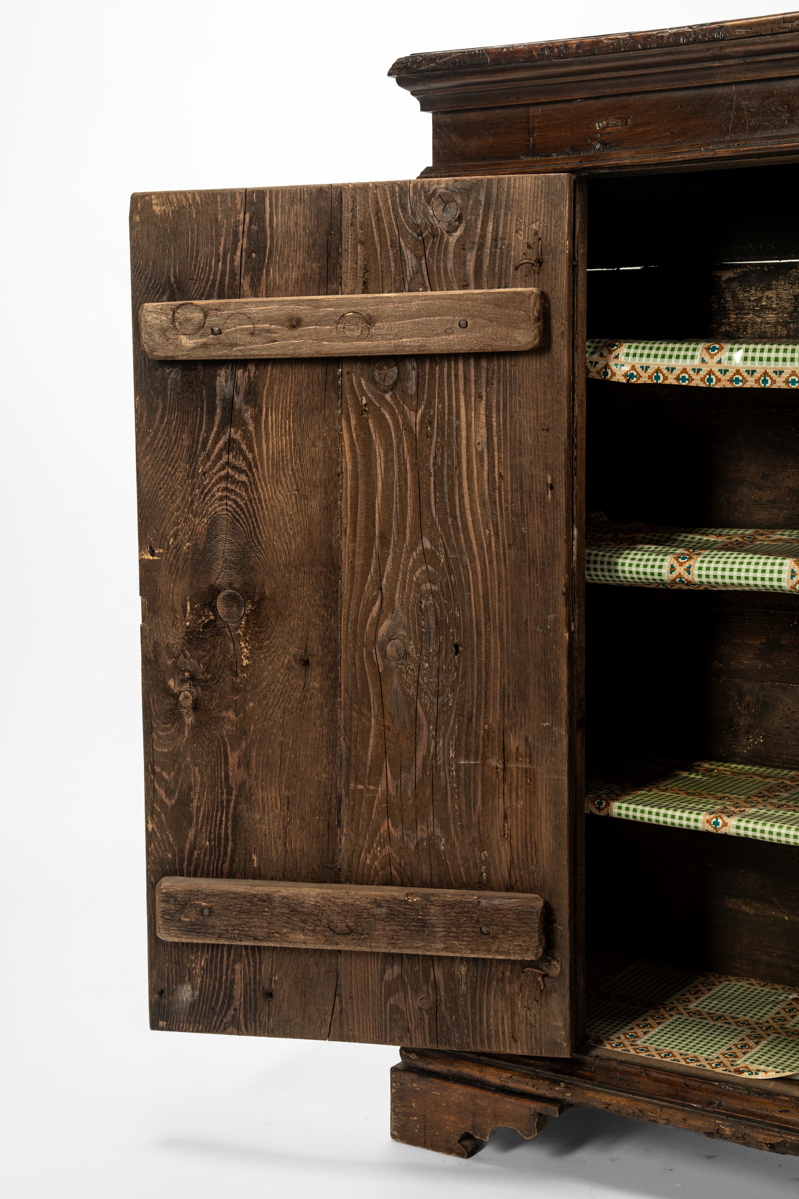 Credenza in noce a due ante pannellate, XVII secolo