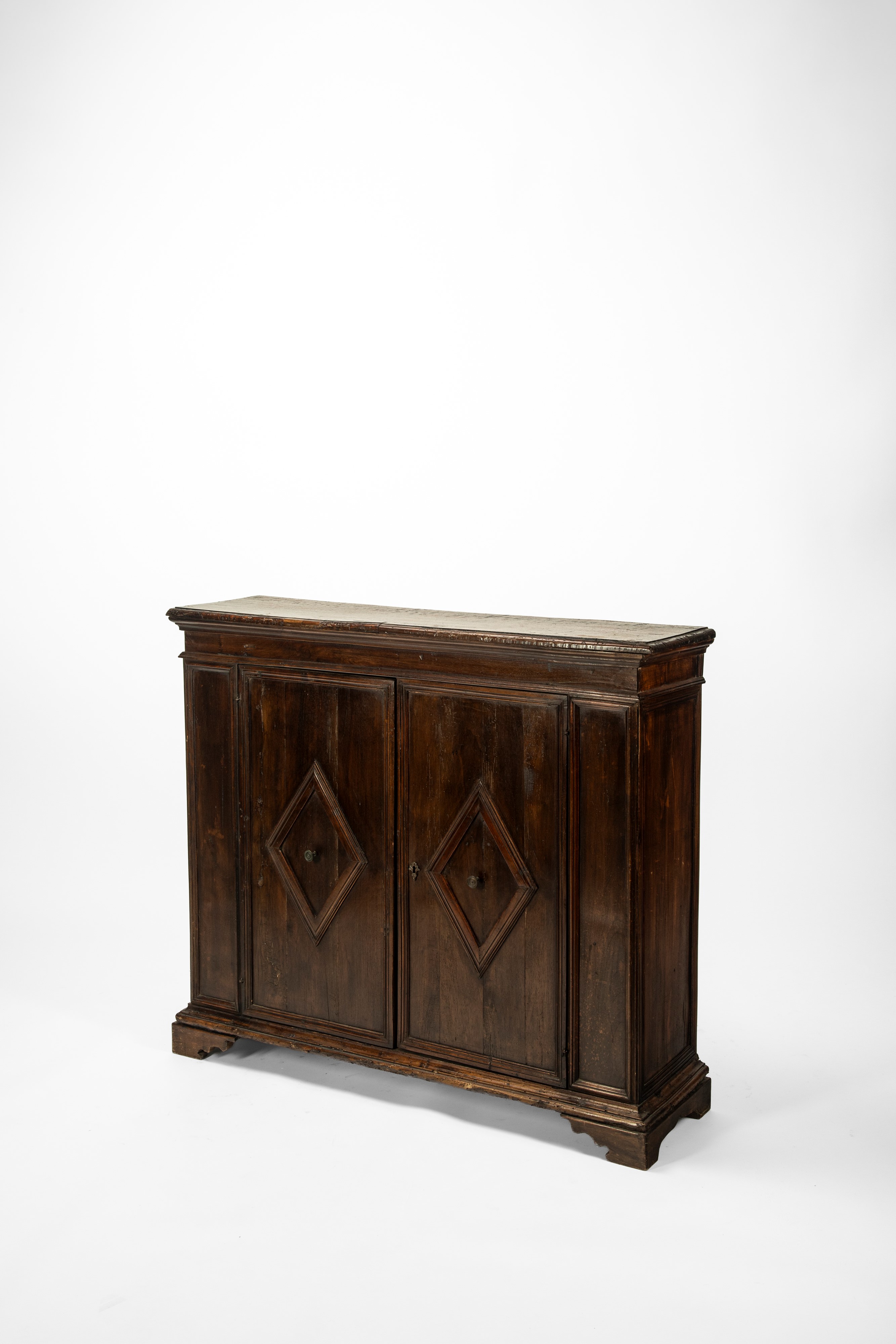 Credenza in noce a due ante pannellate, XVII secolo