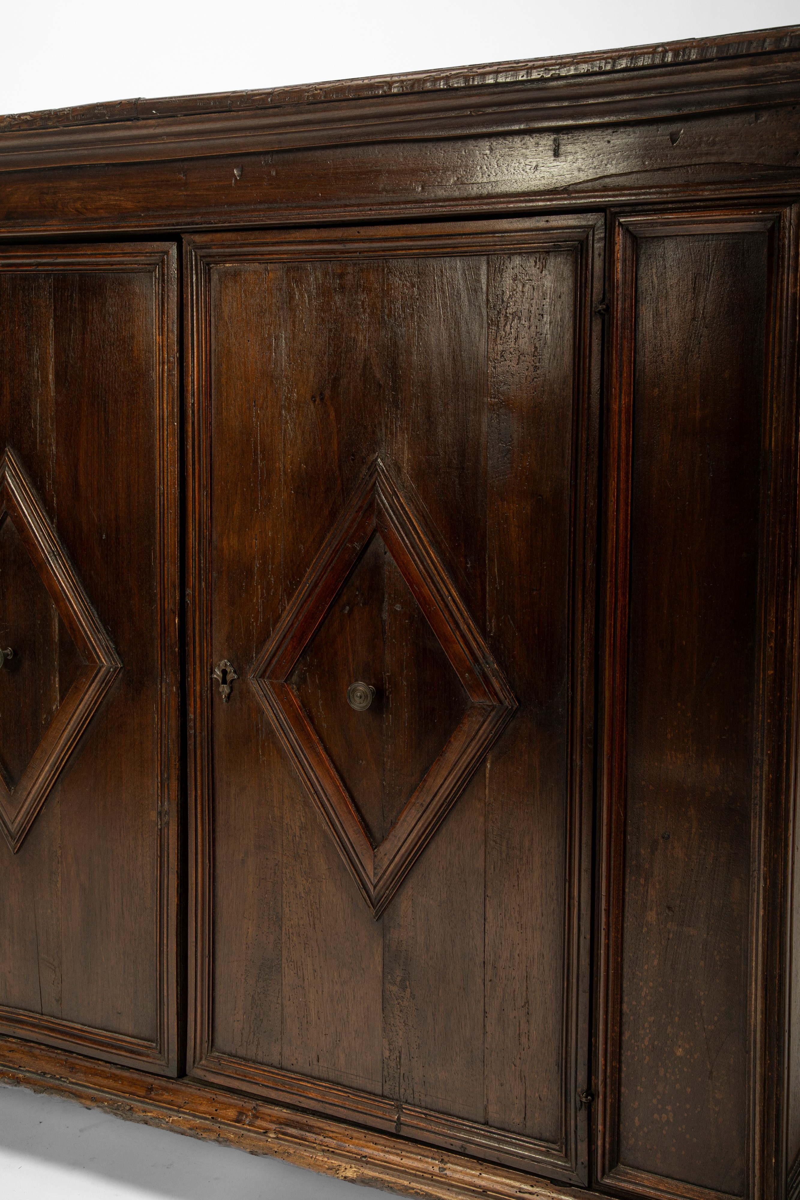 Credenza in noce a due ante pannellate, XVII secolo