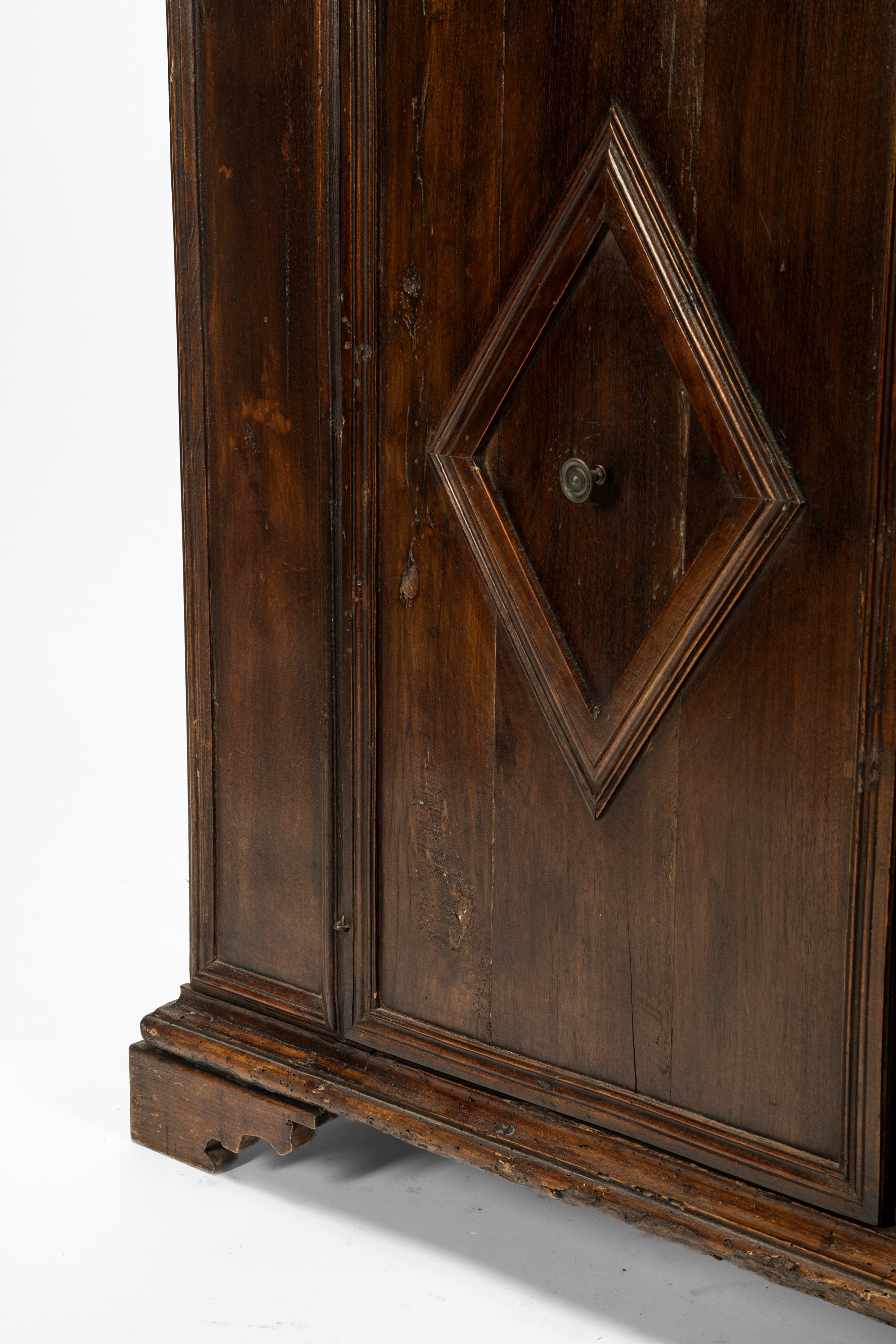 Credenza in noce a due ante pannellate, XVII secolo