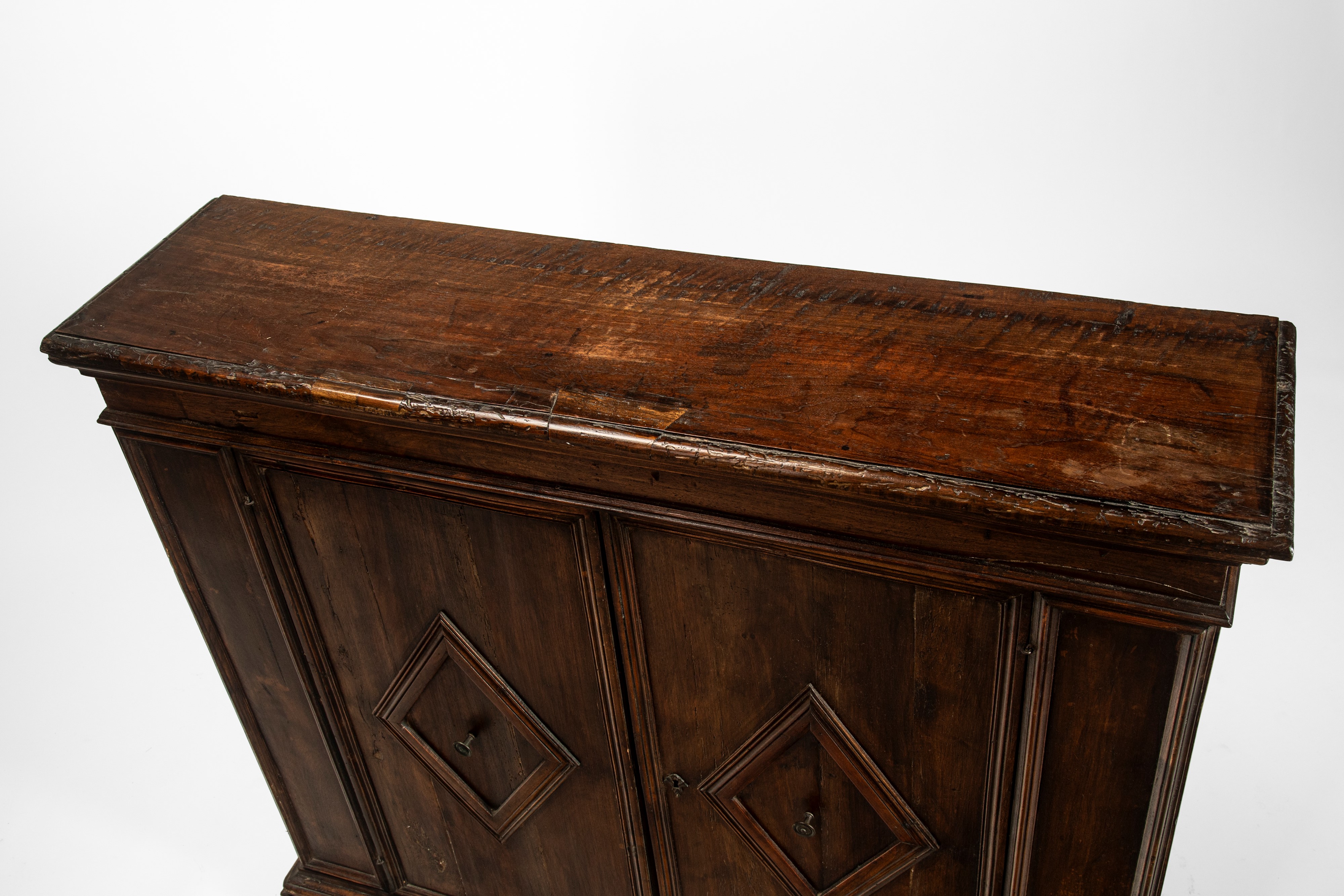 Credenza in noce a due ante pannellate, XVII secolo