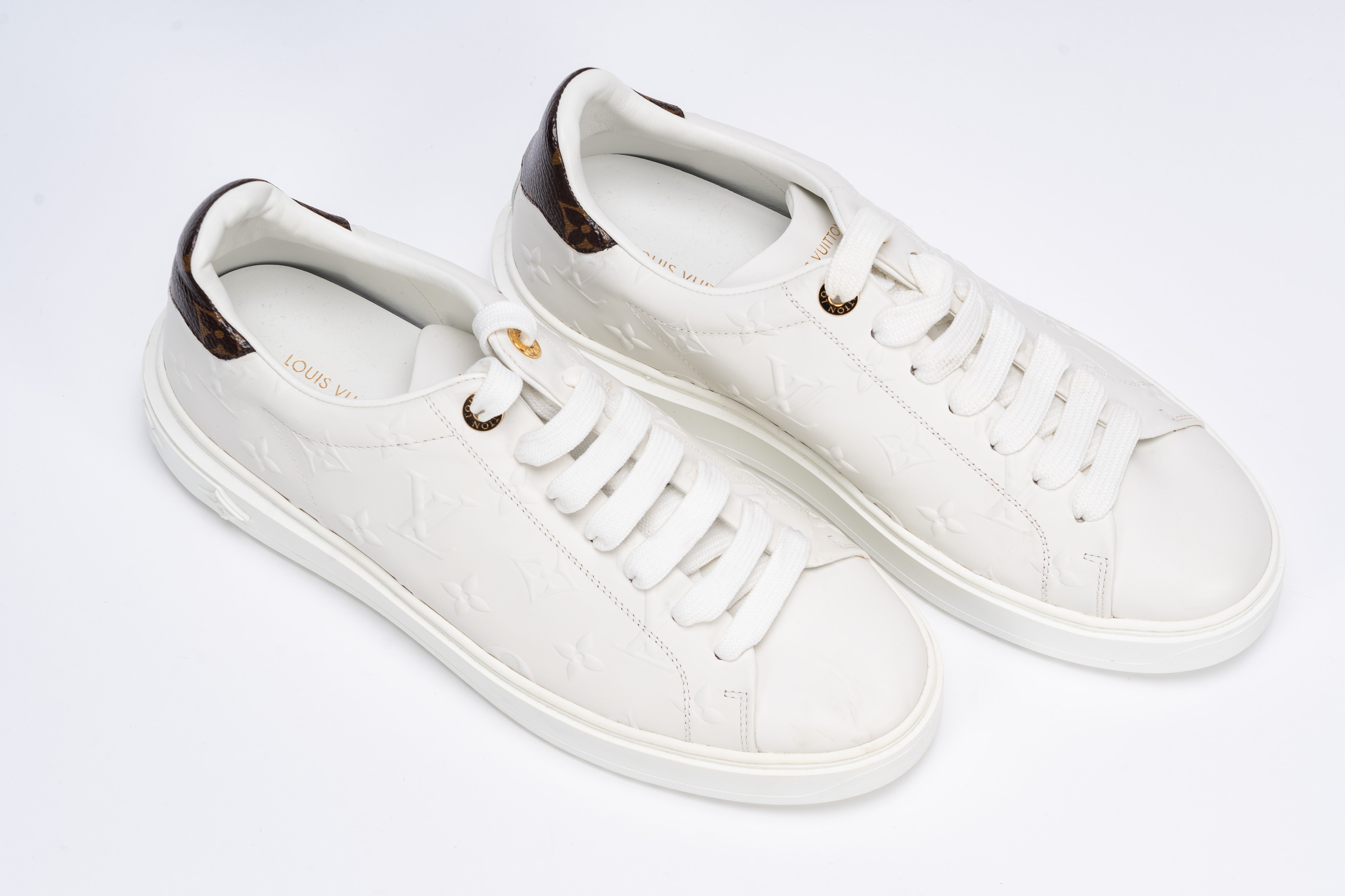 Louis Vuitton - Sneakers Time Out, in pelle bianca con monogram impresso a rilievo