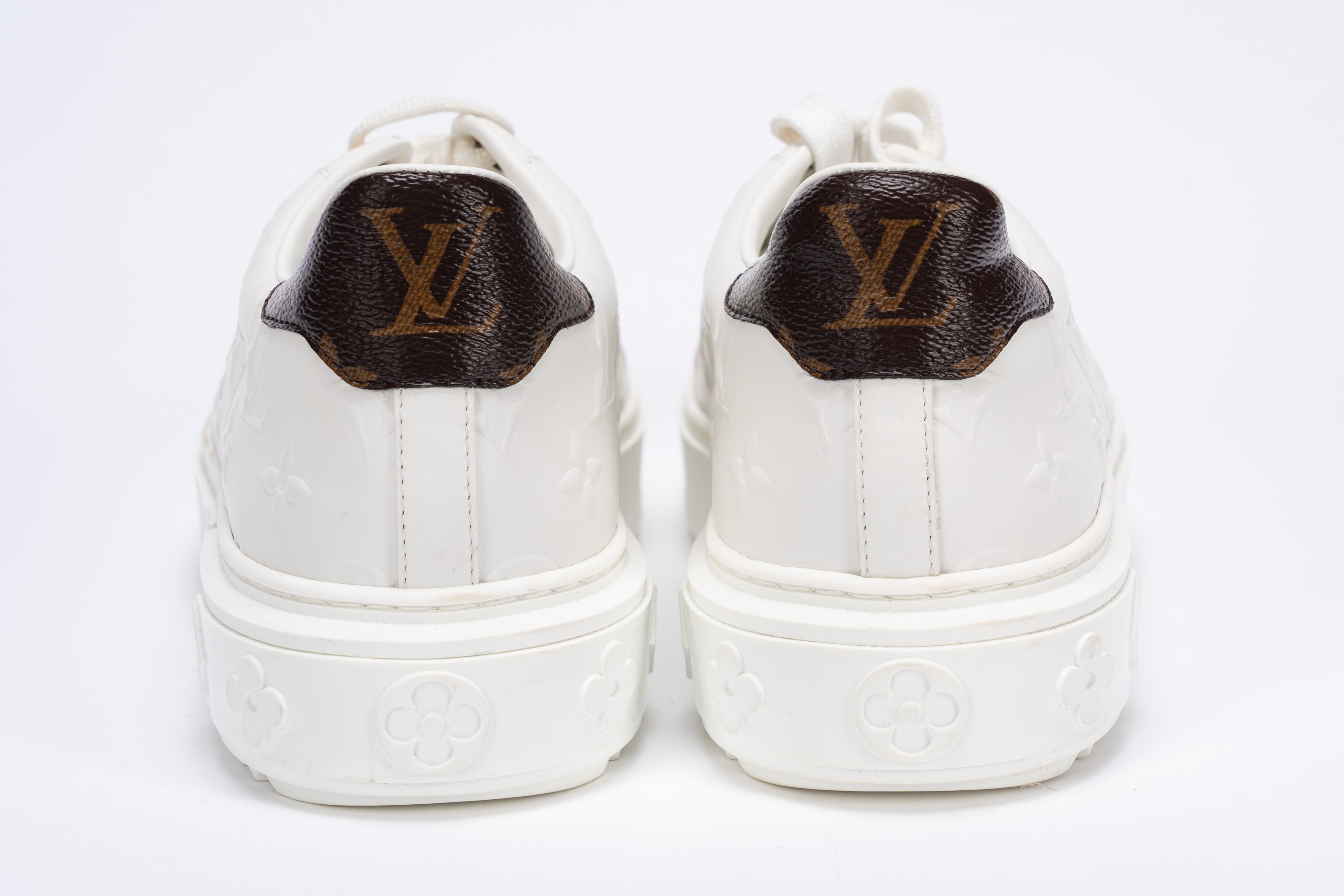 Louis Vuitton - Sneakers Time Out, in pelle bianca con monogram impresso a rilievo