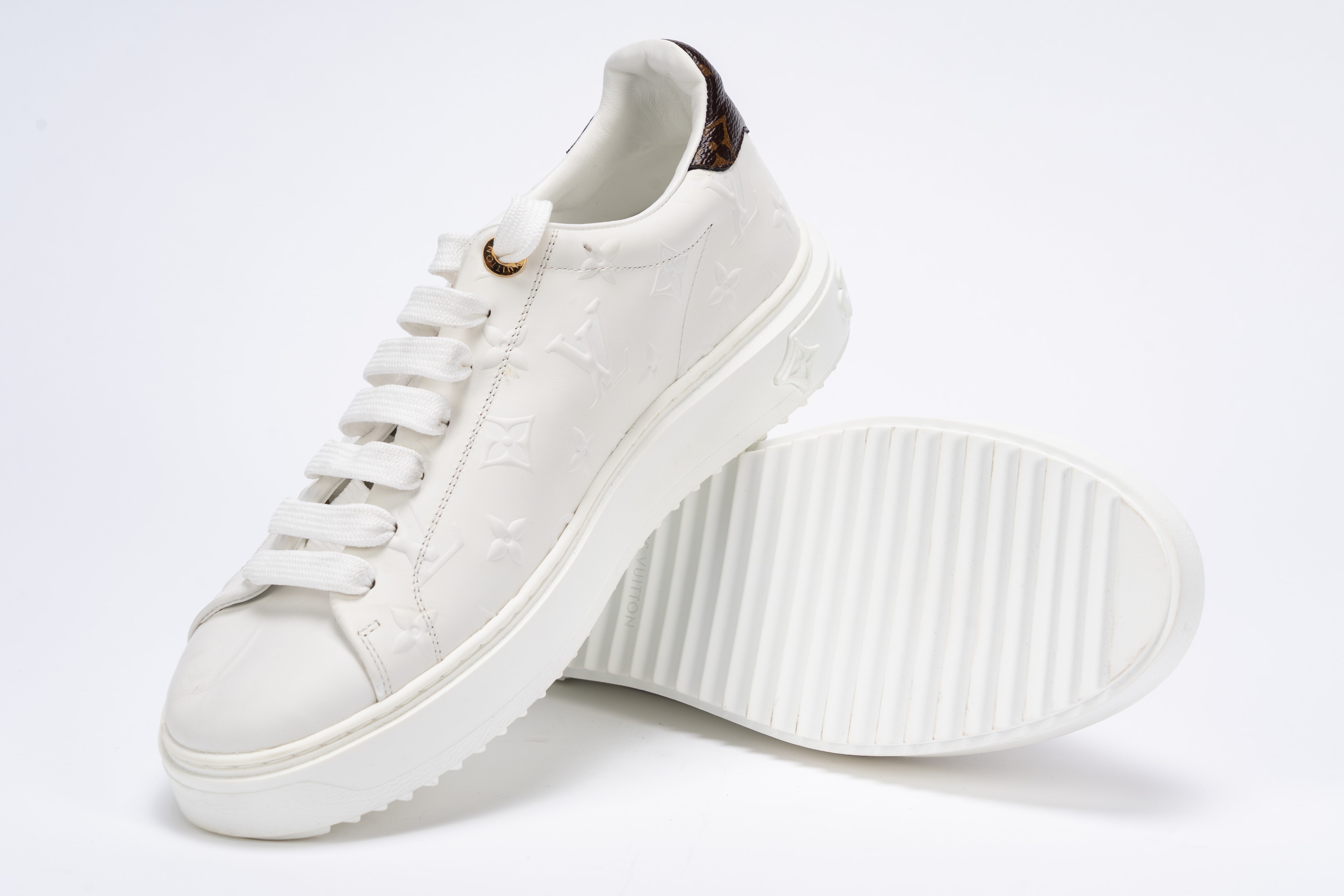 Louis Vuitton - Sneakers Time Out, in pelle bianca con monogram impresso a rilievo