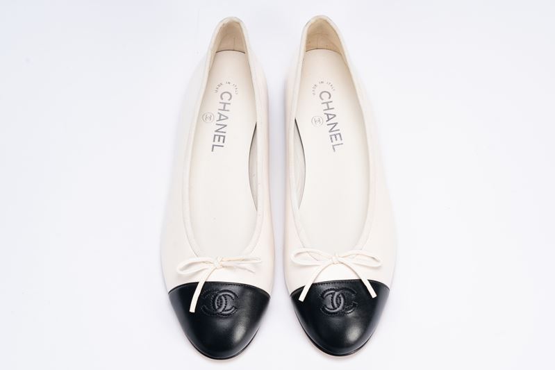 Chanel - Ballerine, in pelle bianca con punte nere, misura 41
