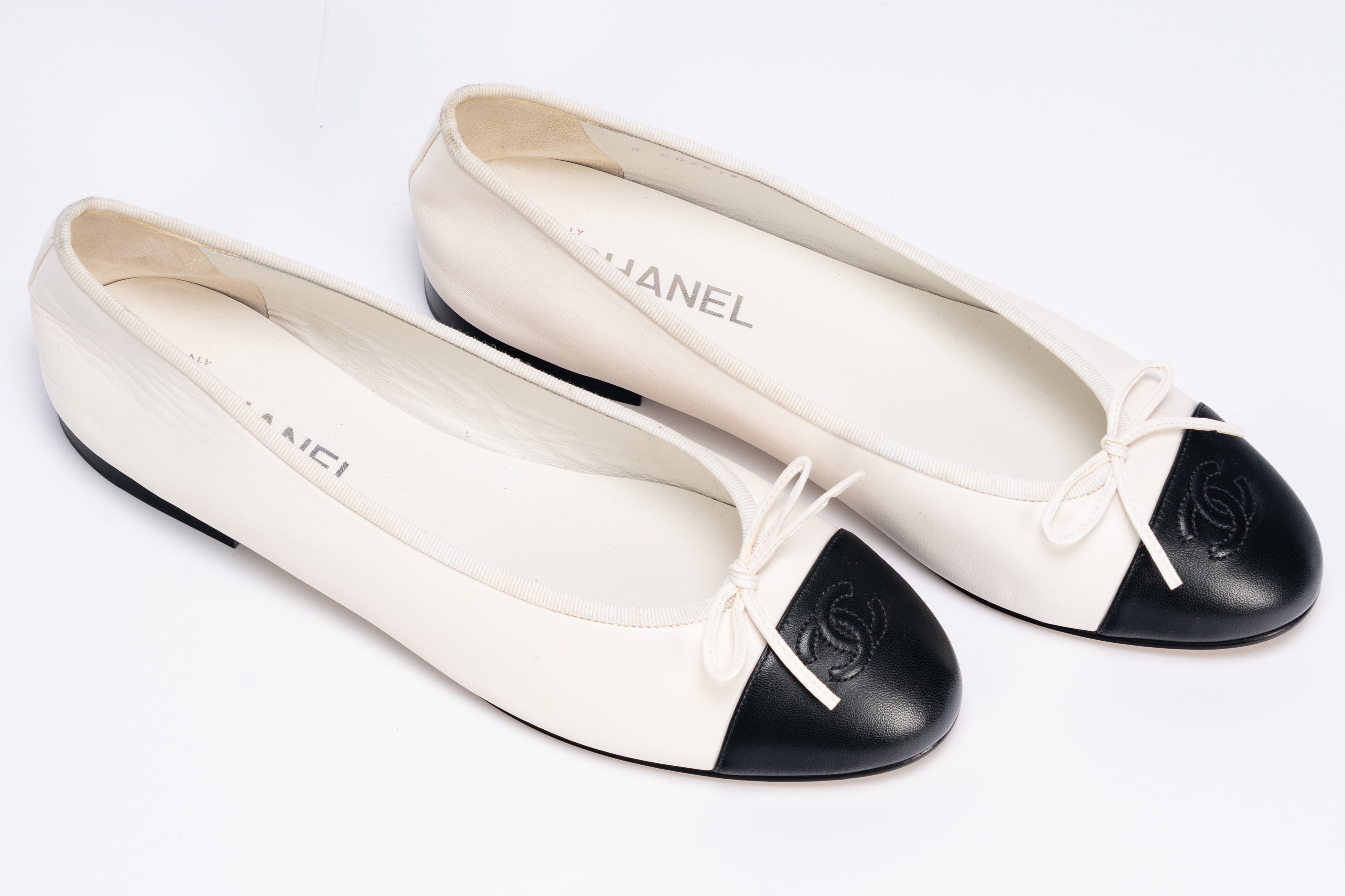 Chanel - Ballerine, in pelle bianca con punte nere, misura 41