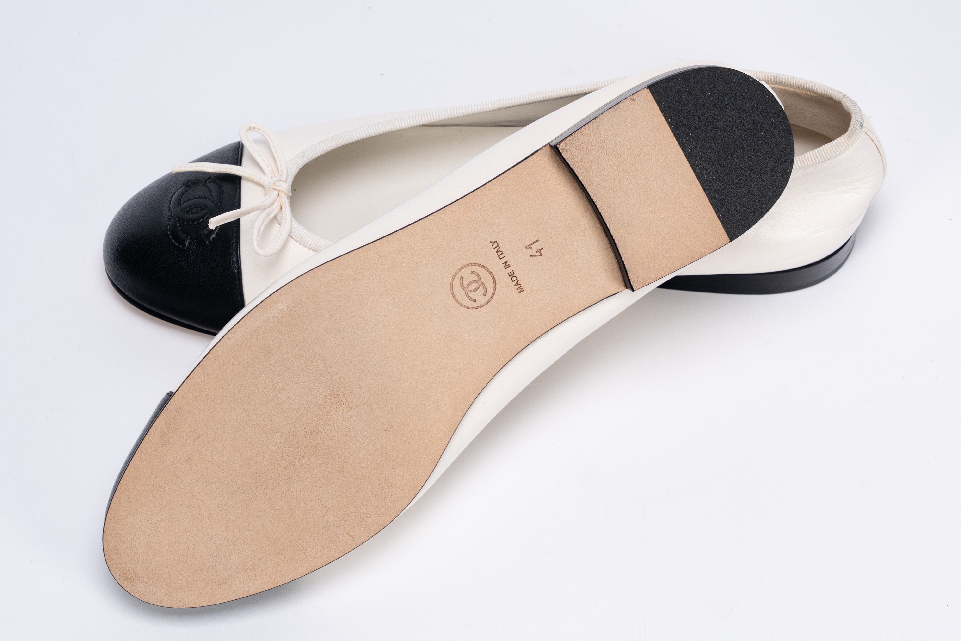 Chanel - Ballerine, in pelle bianca con punte nere, misura 41