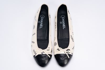 Ballerine, in pelle avorio e nero con logo della Maison