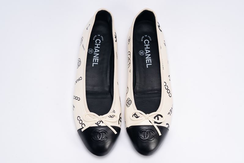 Chanel - Ballerine, in pelle avorio e nero con logo della Maison