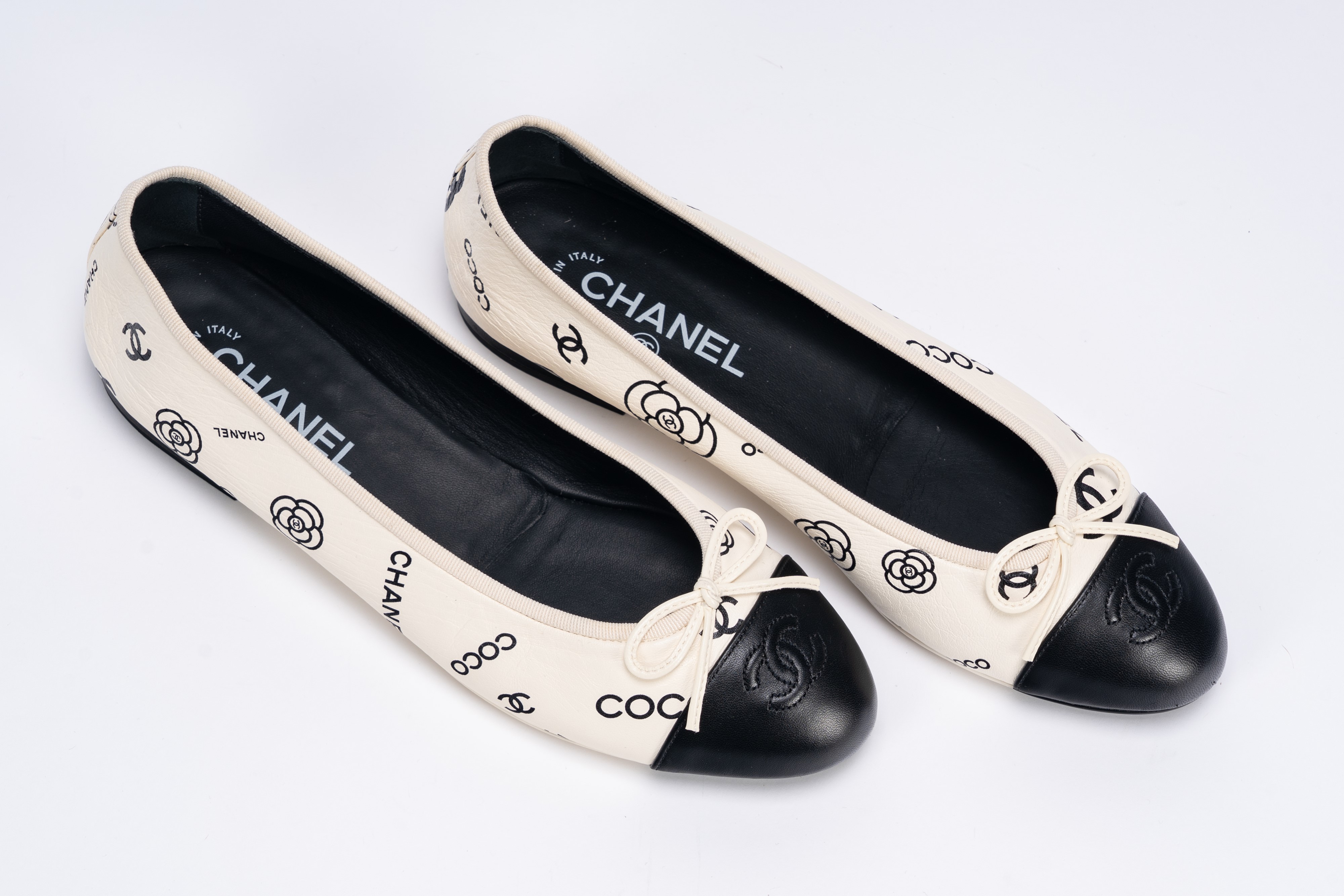 Chanel - Ballerine, in pelle avorio e nero con logo della Maison