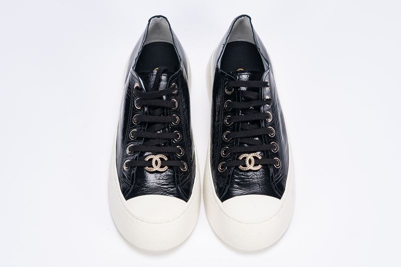 Chanel - Sneakers in pelle verniciata nera, misura 40