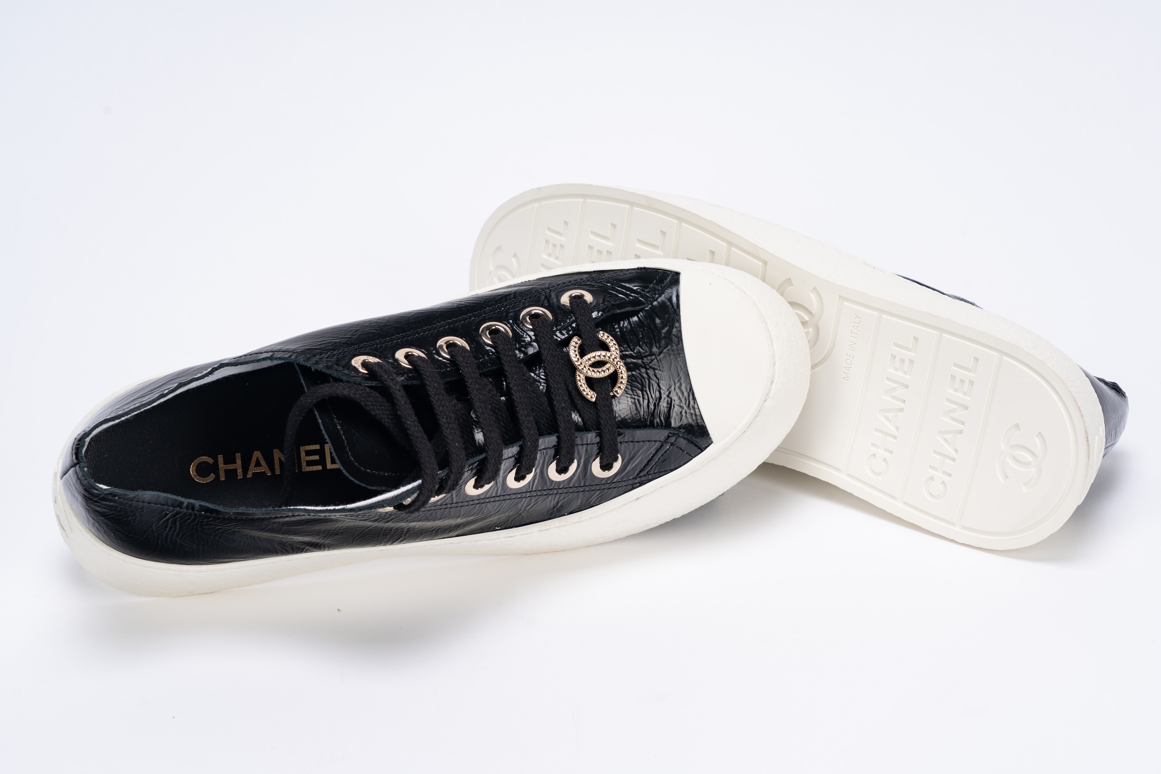 Chanel - Sneakers in pelle verniciata nera, misura 40