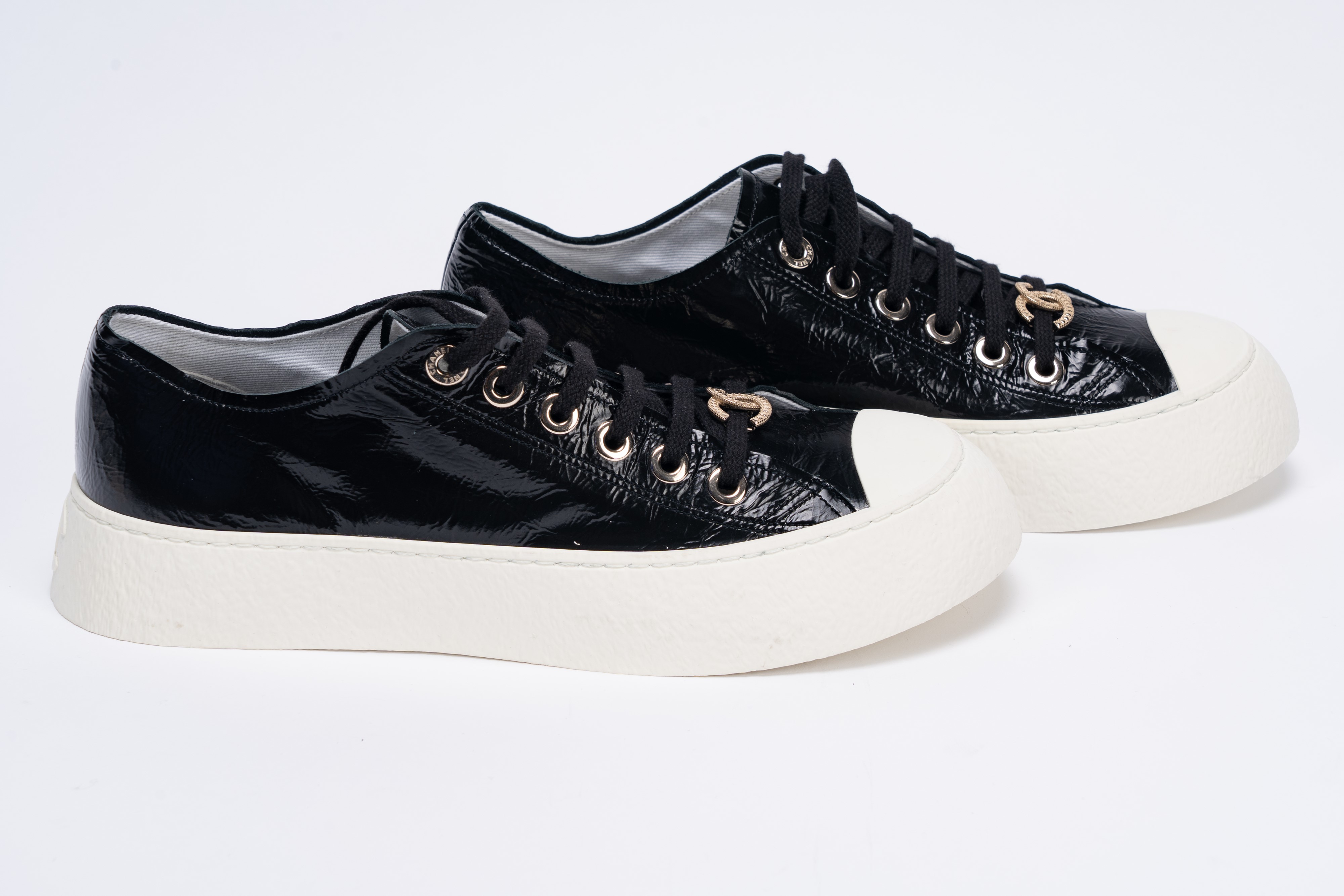 Chanel - Sneakers in pelle verniciata nera, misura 40