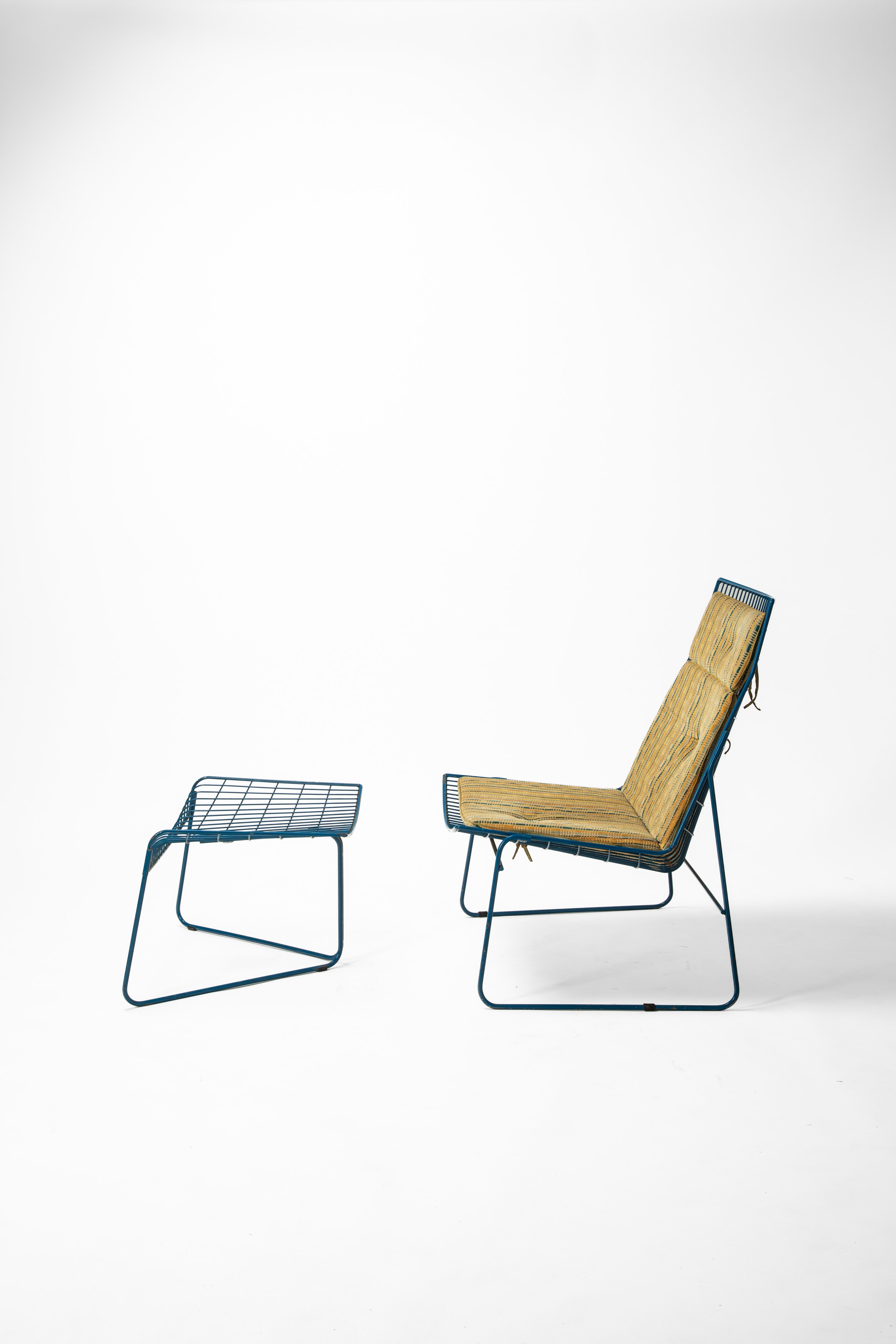 Giorgio Saporiti - Poltrona con pouf (metallo verniciato e tessuto), circa 2000