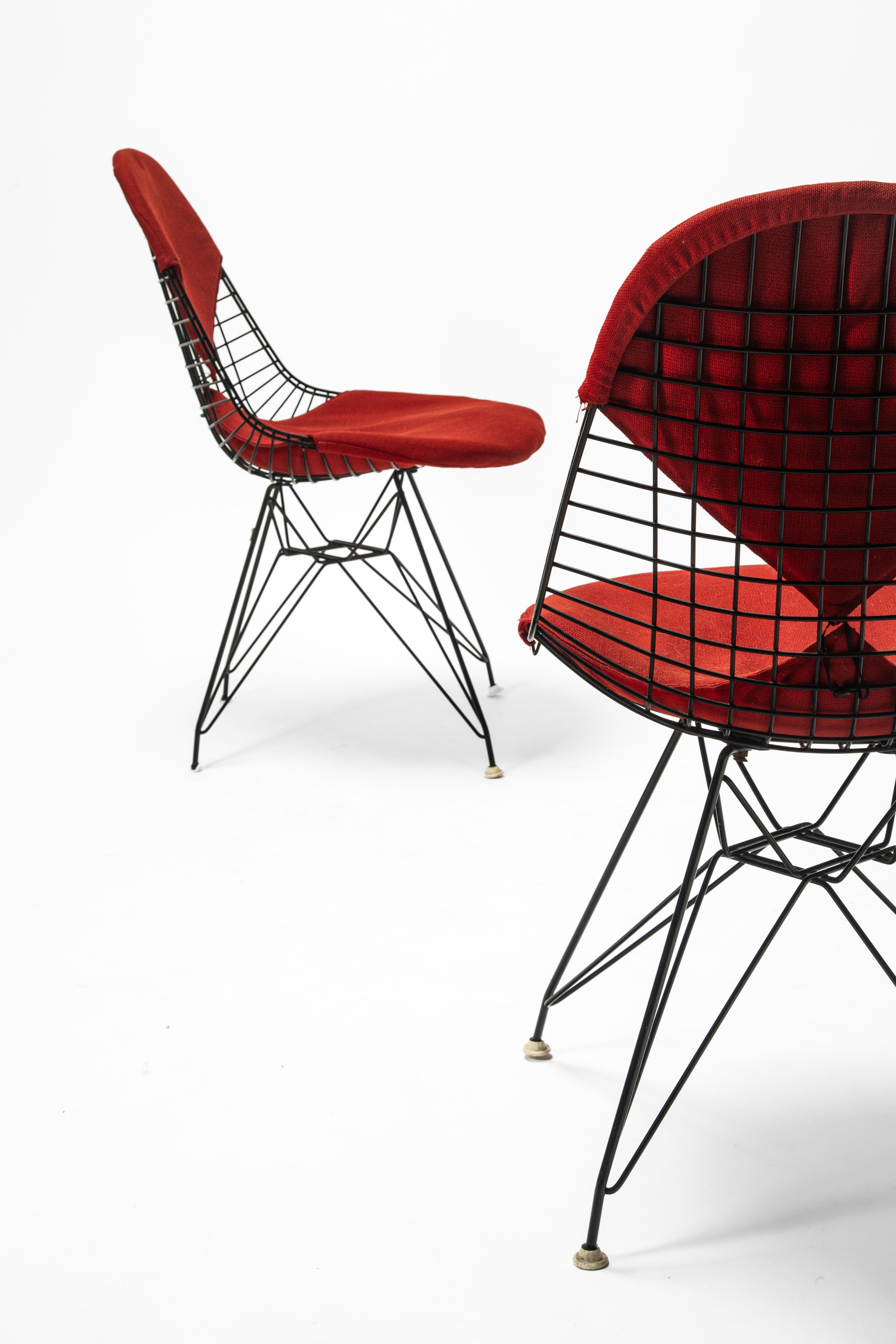 Charles & Ray Eames - Herman Miller, Coppia di sedie modello “Wire Chair DKR”