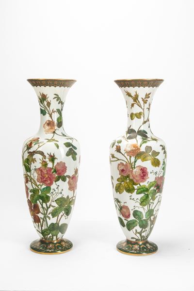 Coppia di vasi a balaustro, decorati a tralci di rose, maiolica