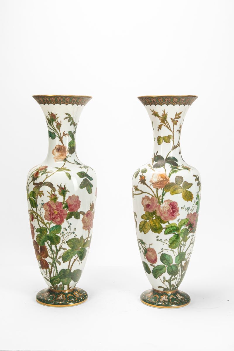 Coppia di vasi a balaustro decorati a tralci di rose, maiolica