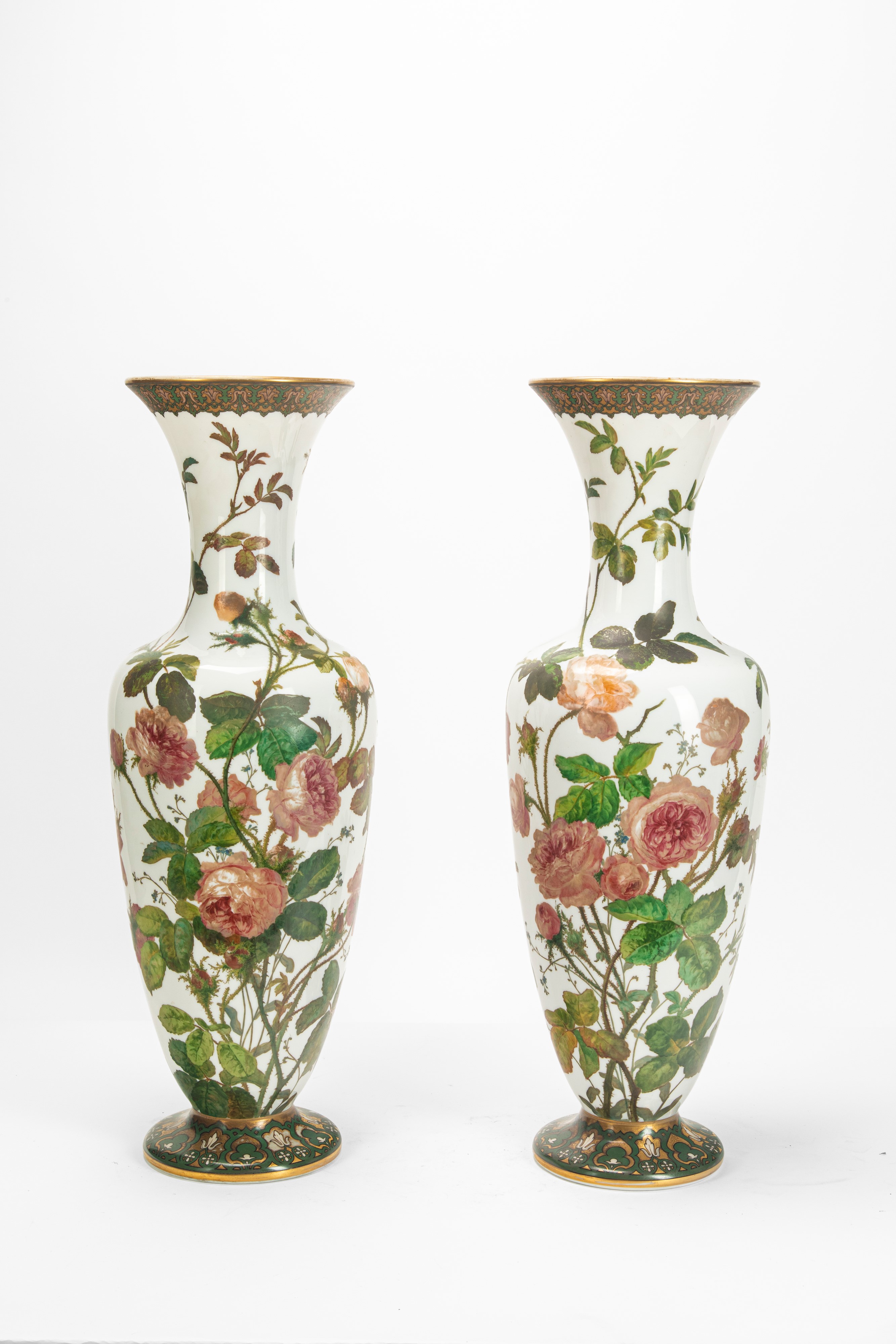 Coppia di vasi a balaustro decorati a tralci di rose, maiolica