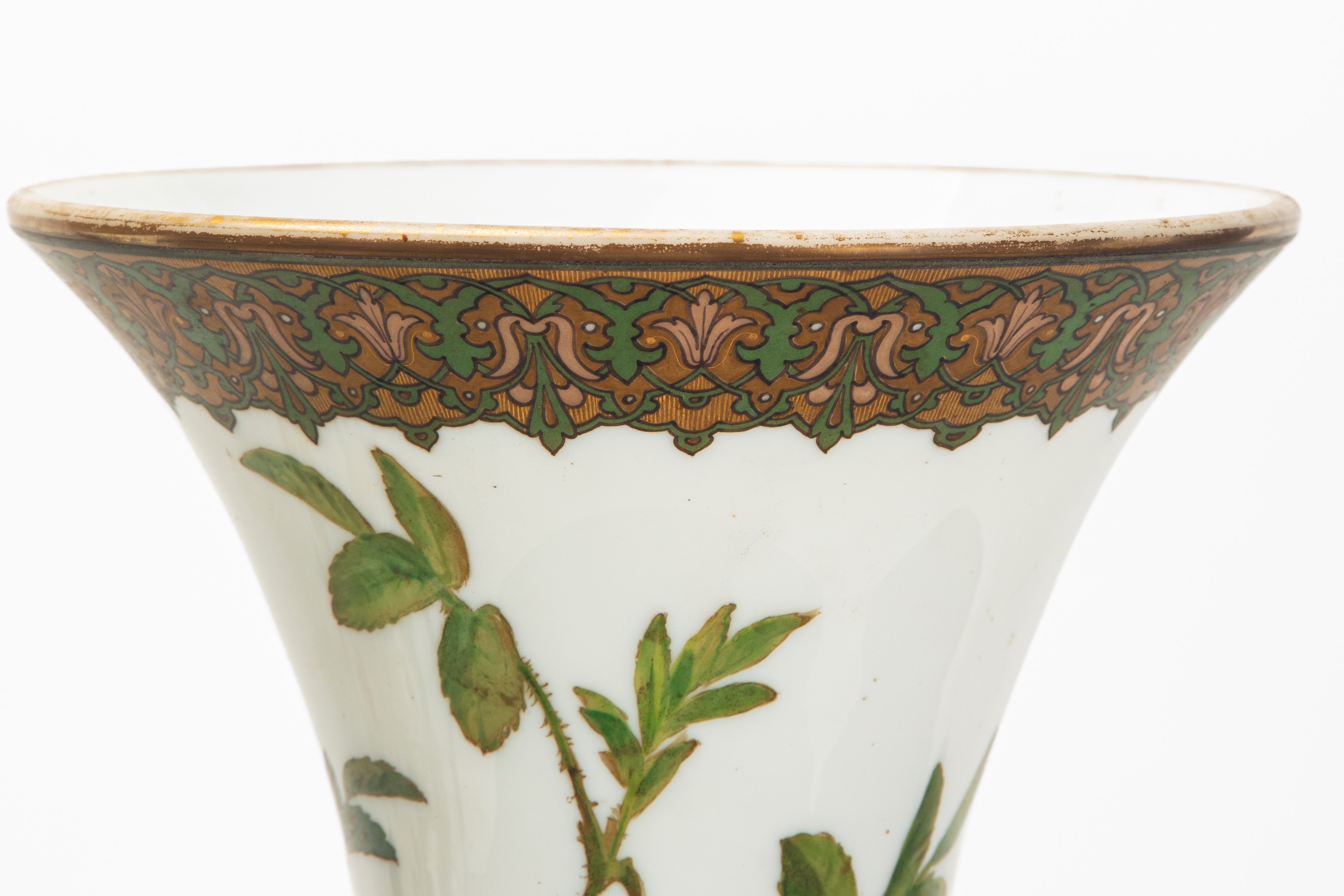 Coppia di vasi a balaustro decorati a tralci di rose, maiolica