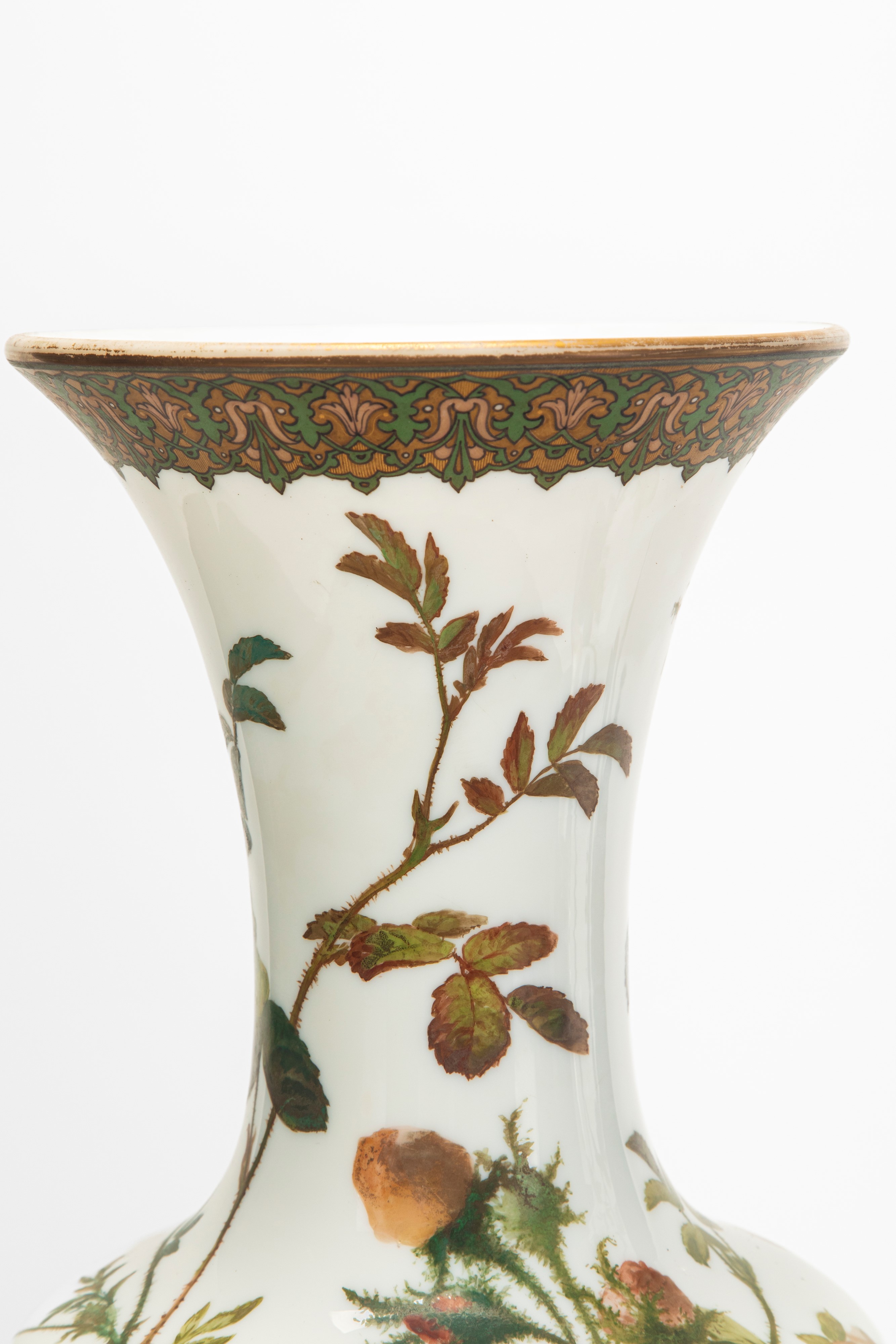 Coppia di vasi a balaustro decorati a tralci di rose, maiolica