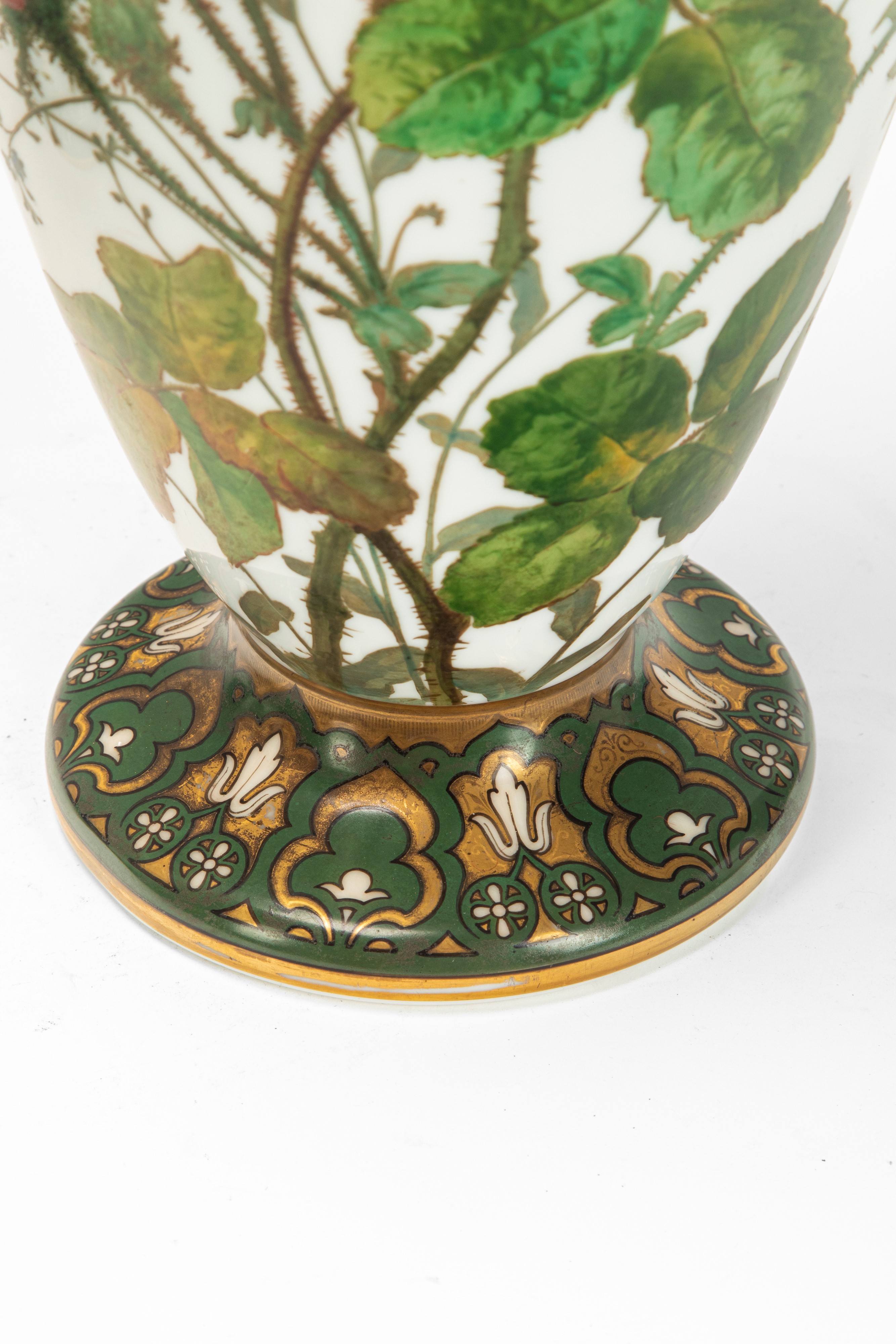Coppia di vasi a balaustro decorati a tralci di rose, maiolica