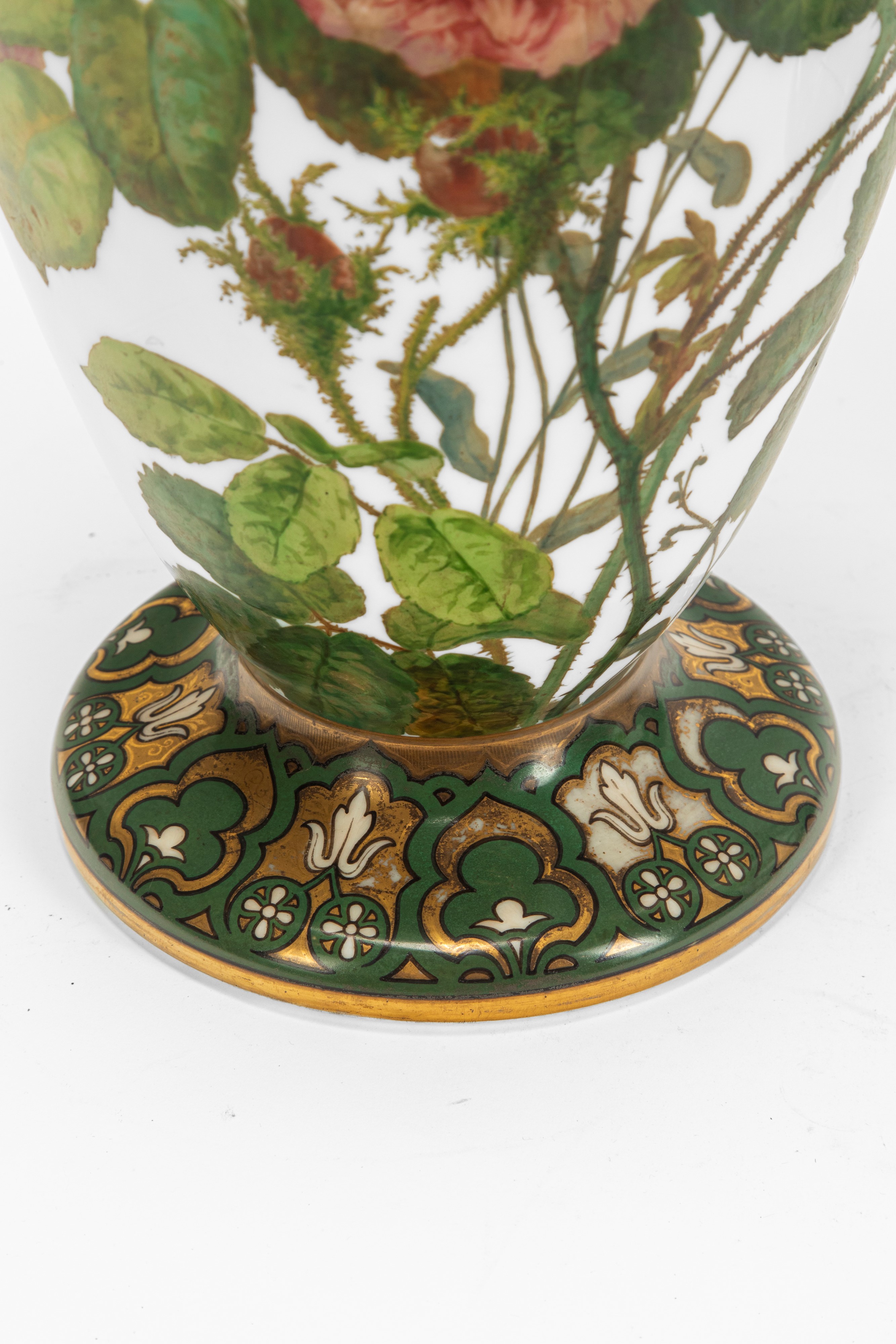 Coppia di vasi a balaustro decorati a tralci di rose, maiolica