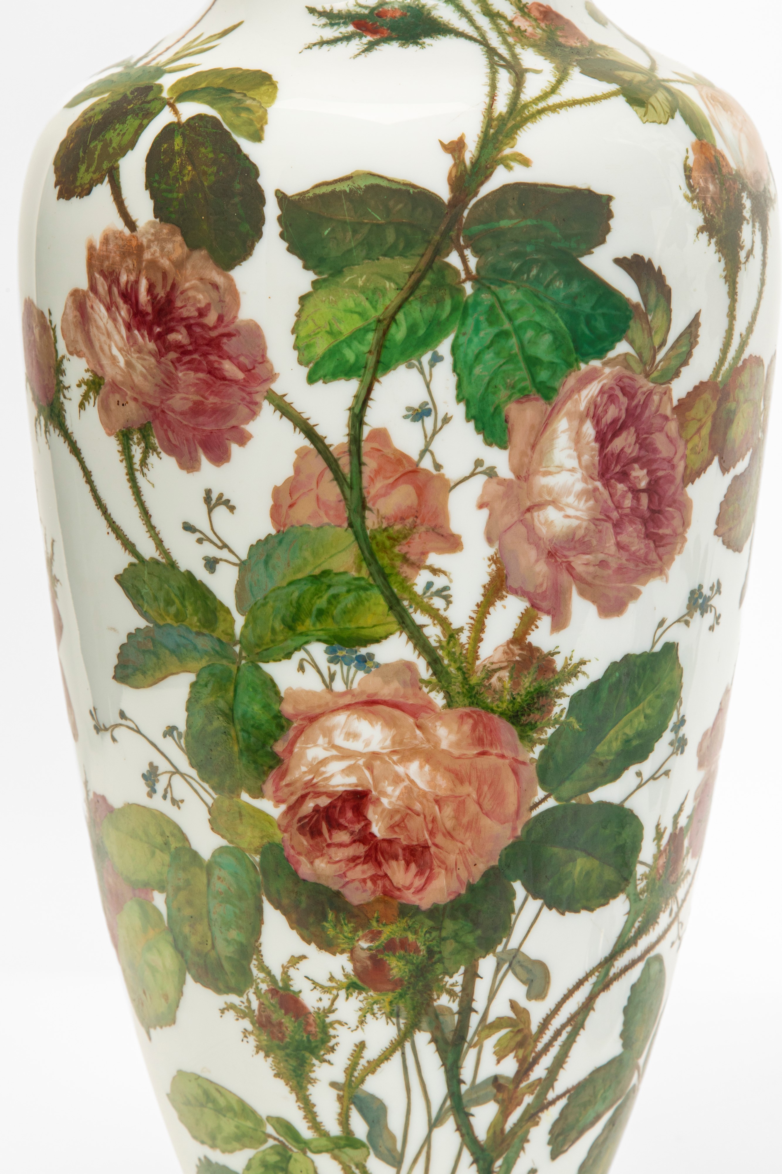 Coppia di vasi a balaustro decorati a tralci di rose, maiolica