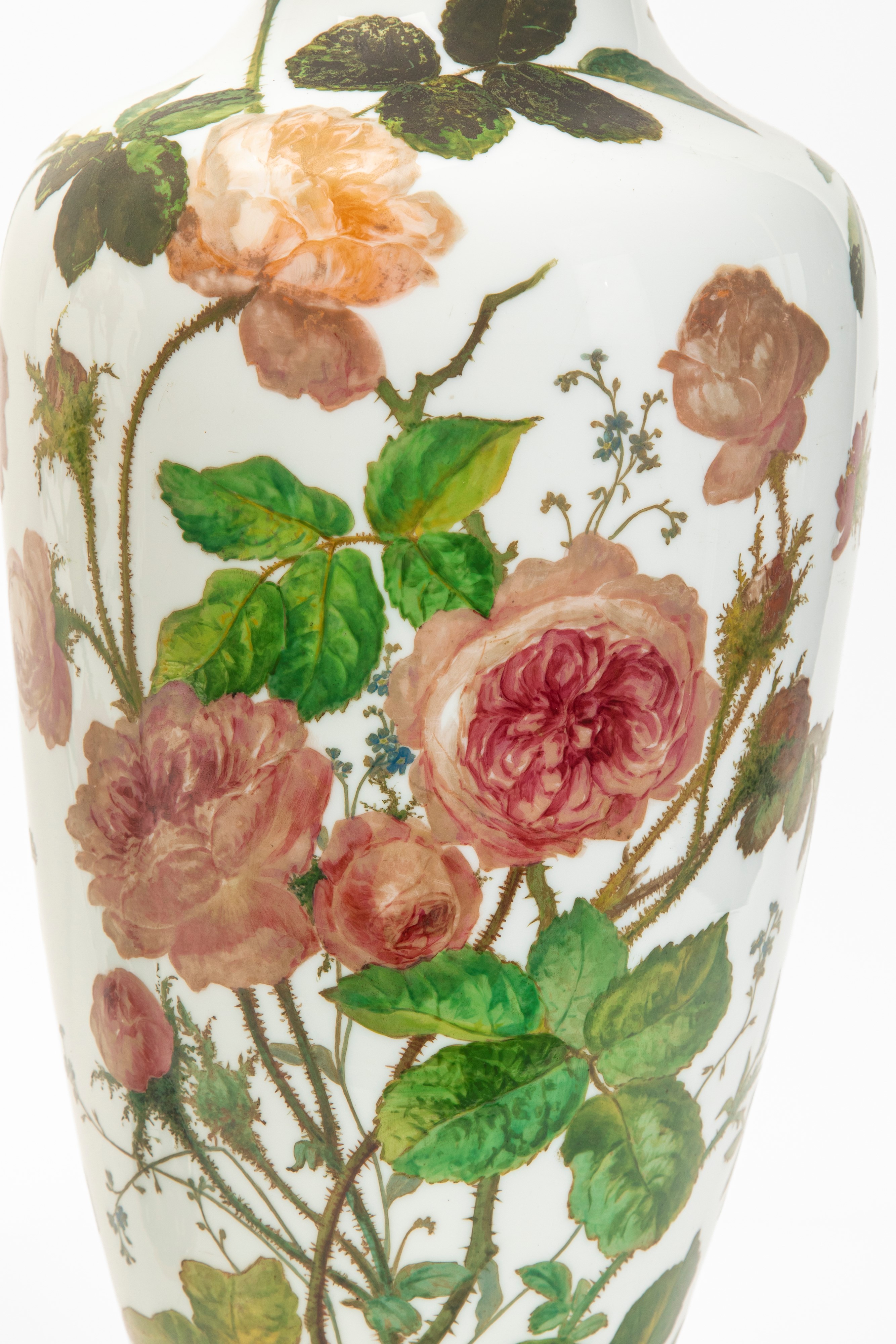Coppia di vasi a balaustro decorati a tralci di rose, maiolica