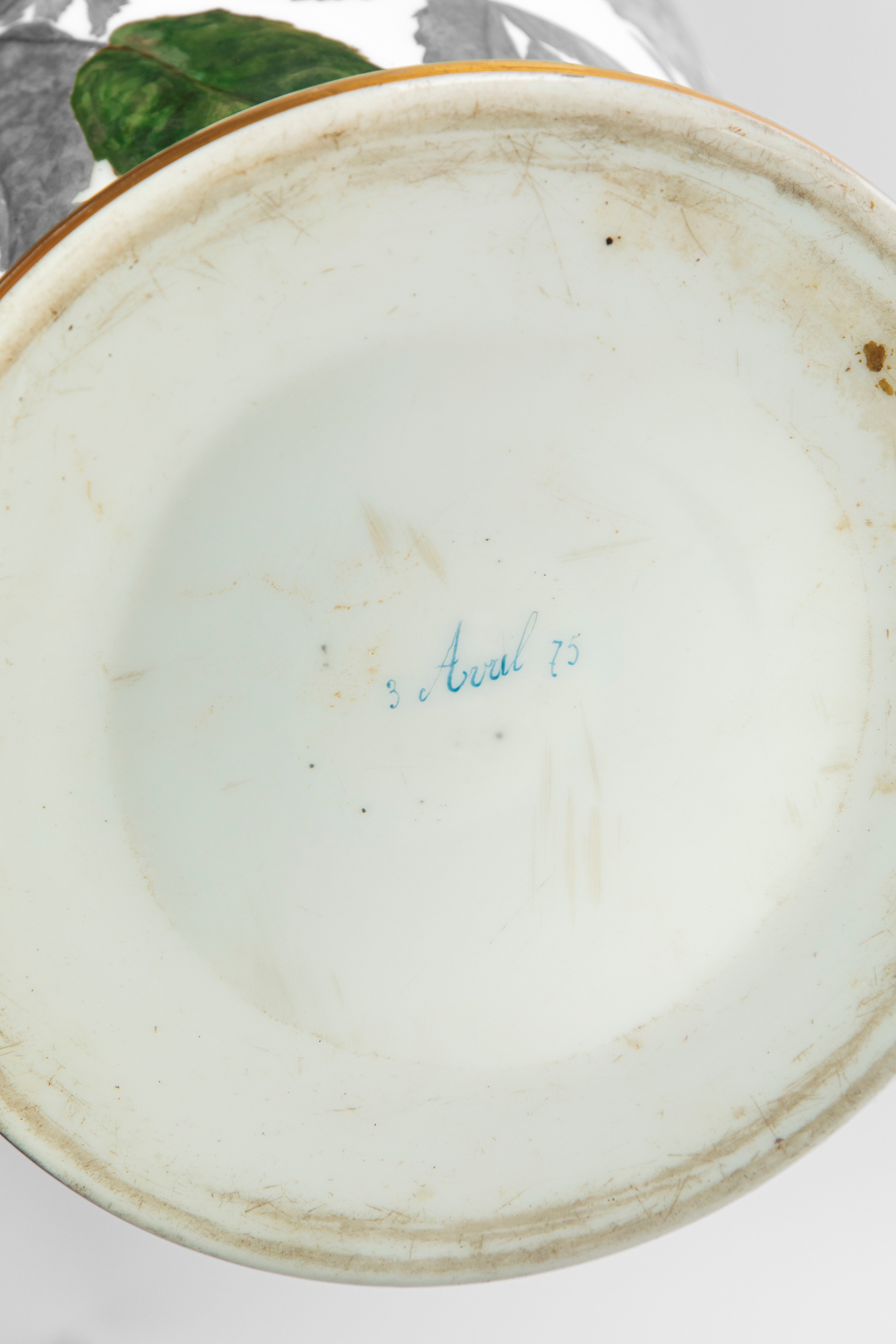 Coppia di vasi a balaustro decorati a tralci di rose, maiolica