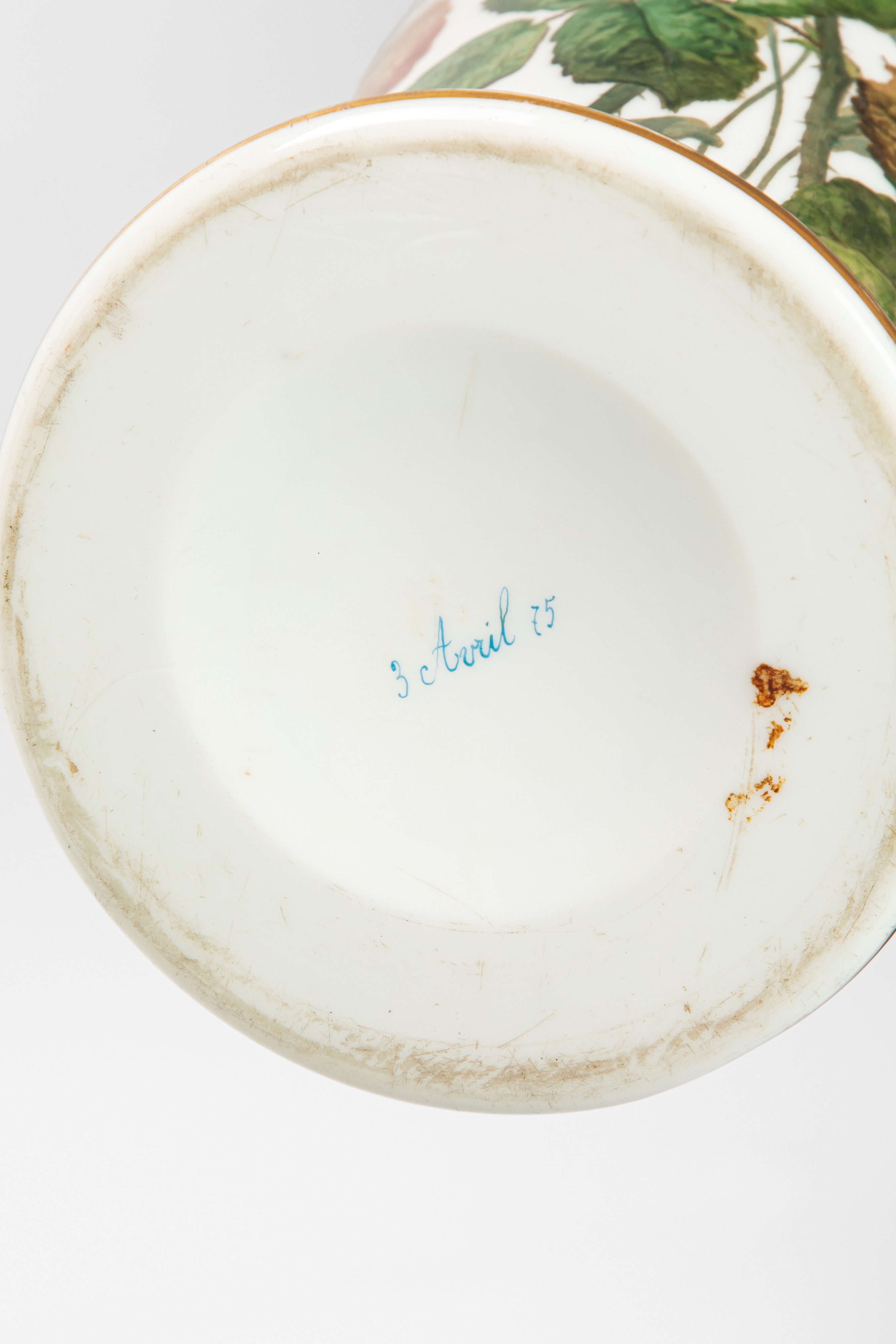 Coppia di vasi a balaustro decorati a tralci di rose, maiolica