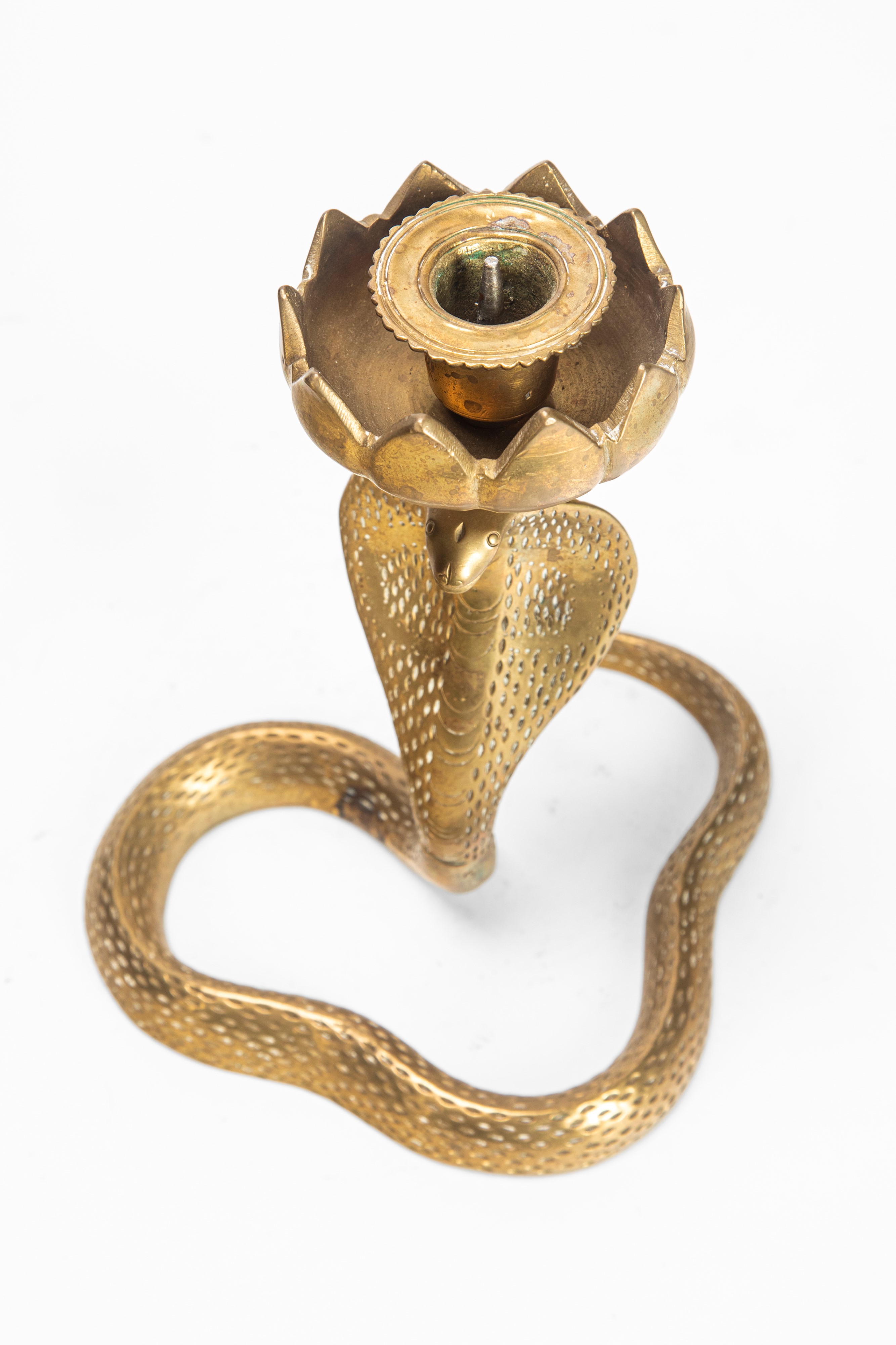 Coppia di candelieri a forma di cobra con portacandela a fiore di loto in metallo patinato