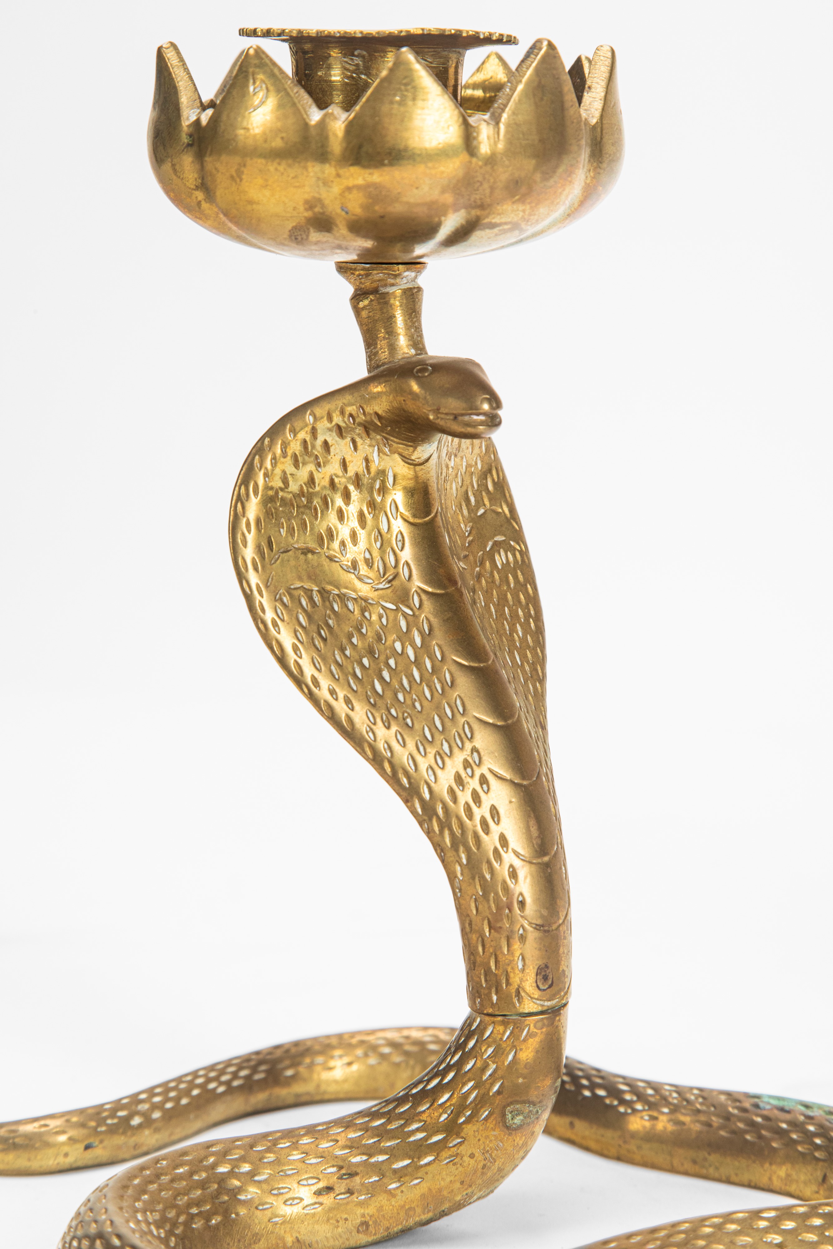 Coppia di candelieri a forma di cobra con portacandela a fiore di loto in metallo patinato