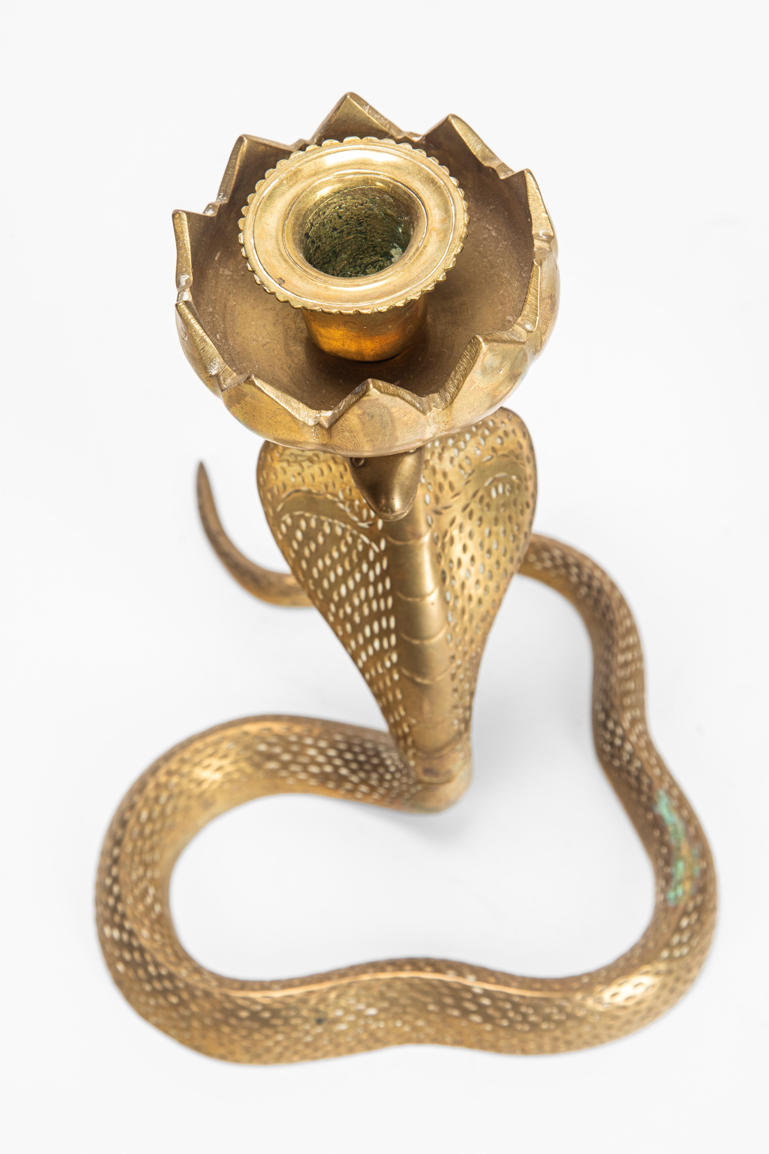 Coppia di candelieri a forma di cobra con portacandela a fiore di loto in metallo patinato