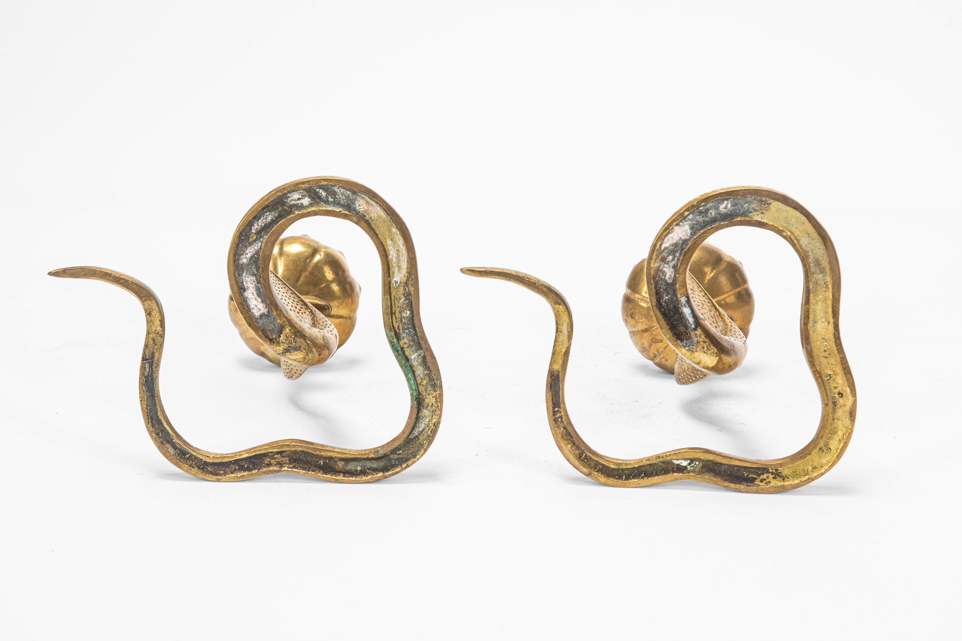 Coppia di candelieri a forma di cobra con portacandela a fiore di loto in metallo patinato