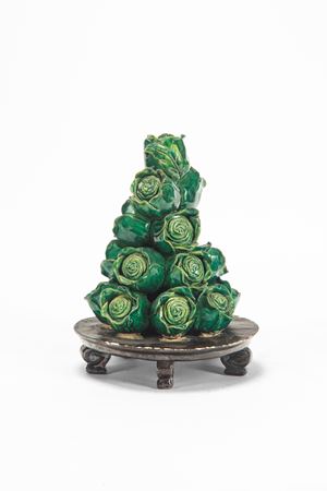 Centrotavola in ceramica smaltata verde in forma di piramide di carciofi. 