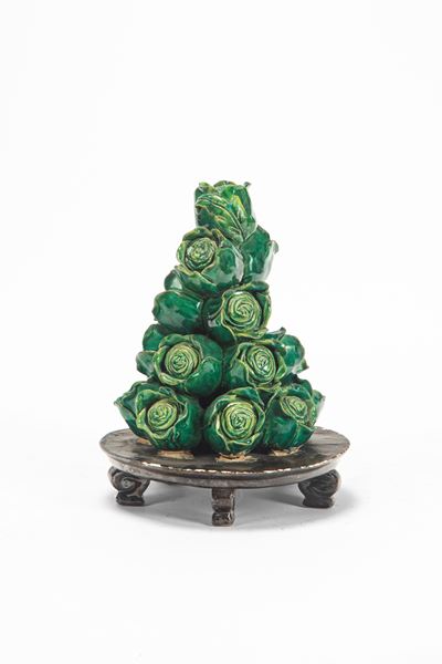 Centrotavola, ceramica smaltata verde a forma di piramide di carciofi
