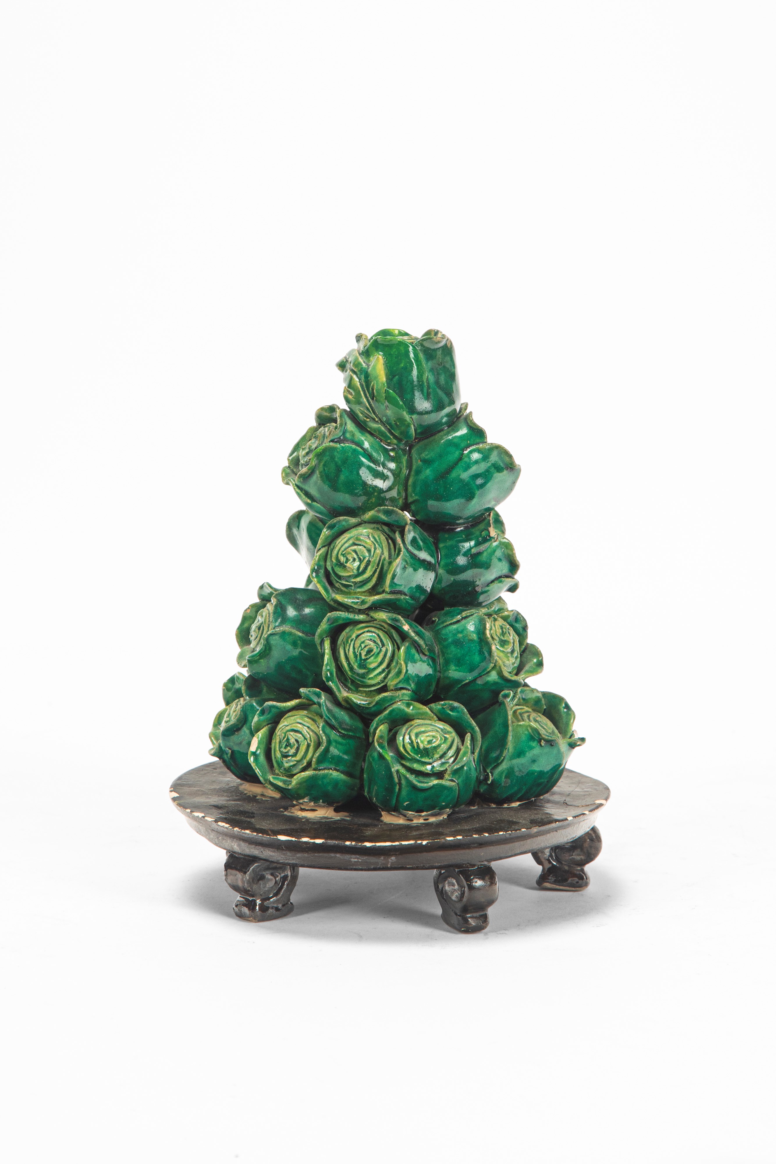 Centrotavola, ceramica smaltata verde a forma di piramide di carciofi