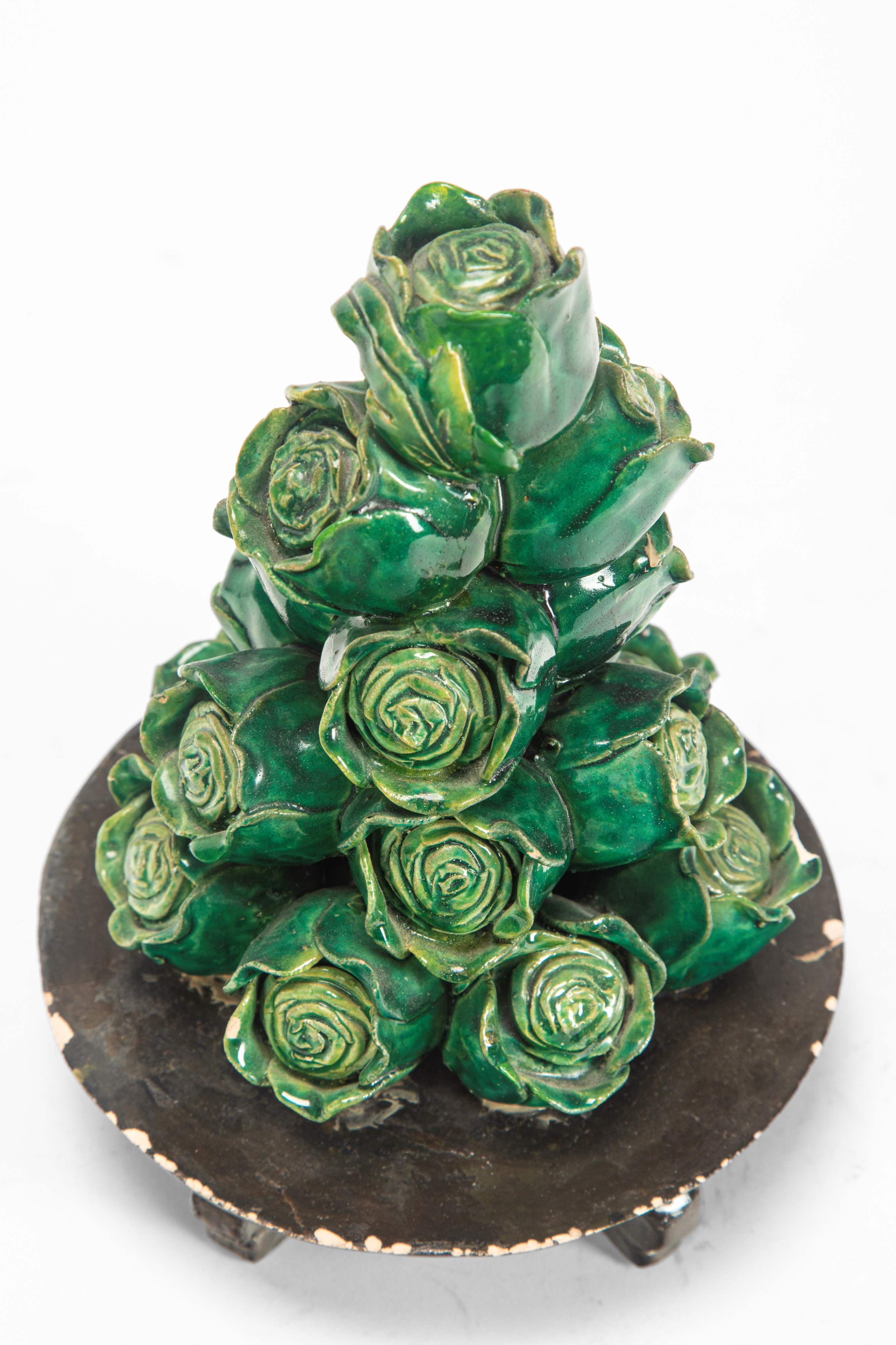 Centrotavola, ceramica smaltata verde a forma di piramide di carciofi