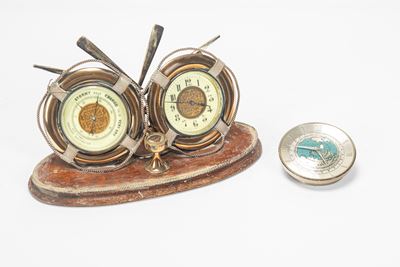 Orologio da tavolo “Le ore nel mondo” e compendio nautico da tavolo con barometro, orologio e bus...