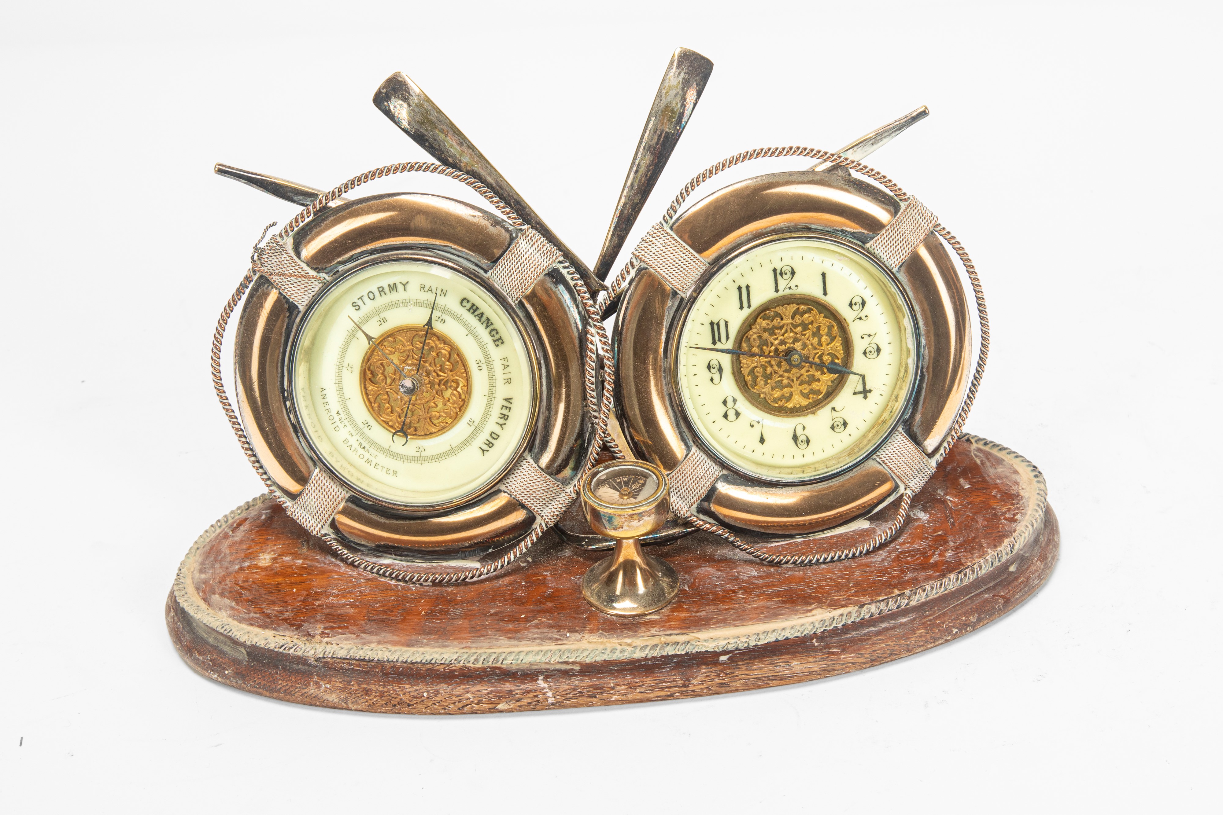 Orologio da tavolo e compendio nautico da tavolo con barometro, orologio e bussola, su base in le...