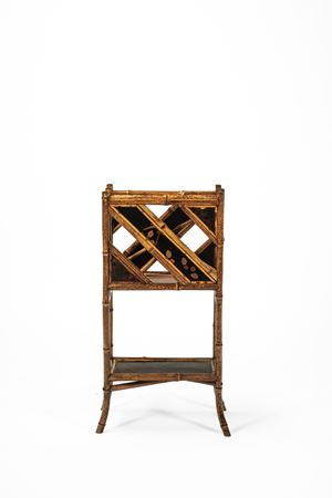Porta riviste con ripiano in bamb&ugrave; e legno laccato decorato a uccelli e motivi floreali. 