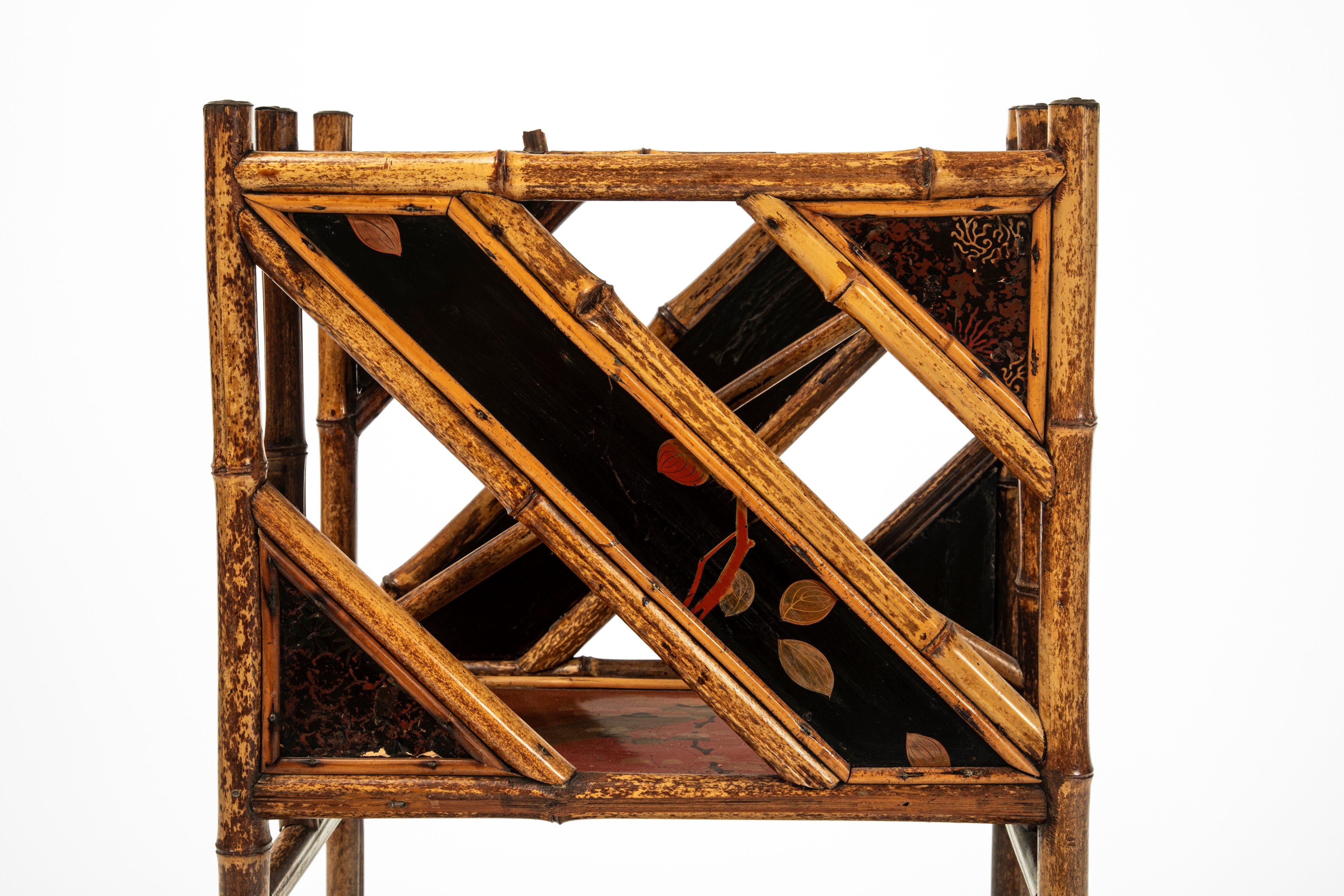 Porta riviste con ripiano in bambù e legno laccato decorato a uccelli e motivi floreali