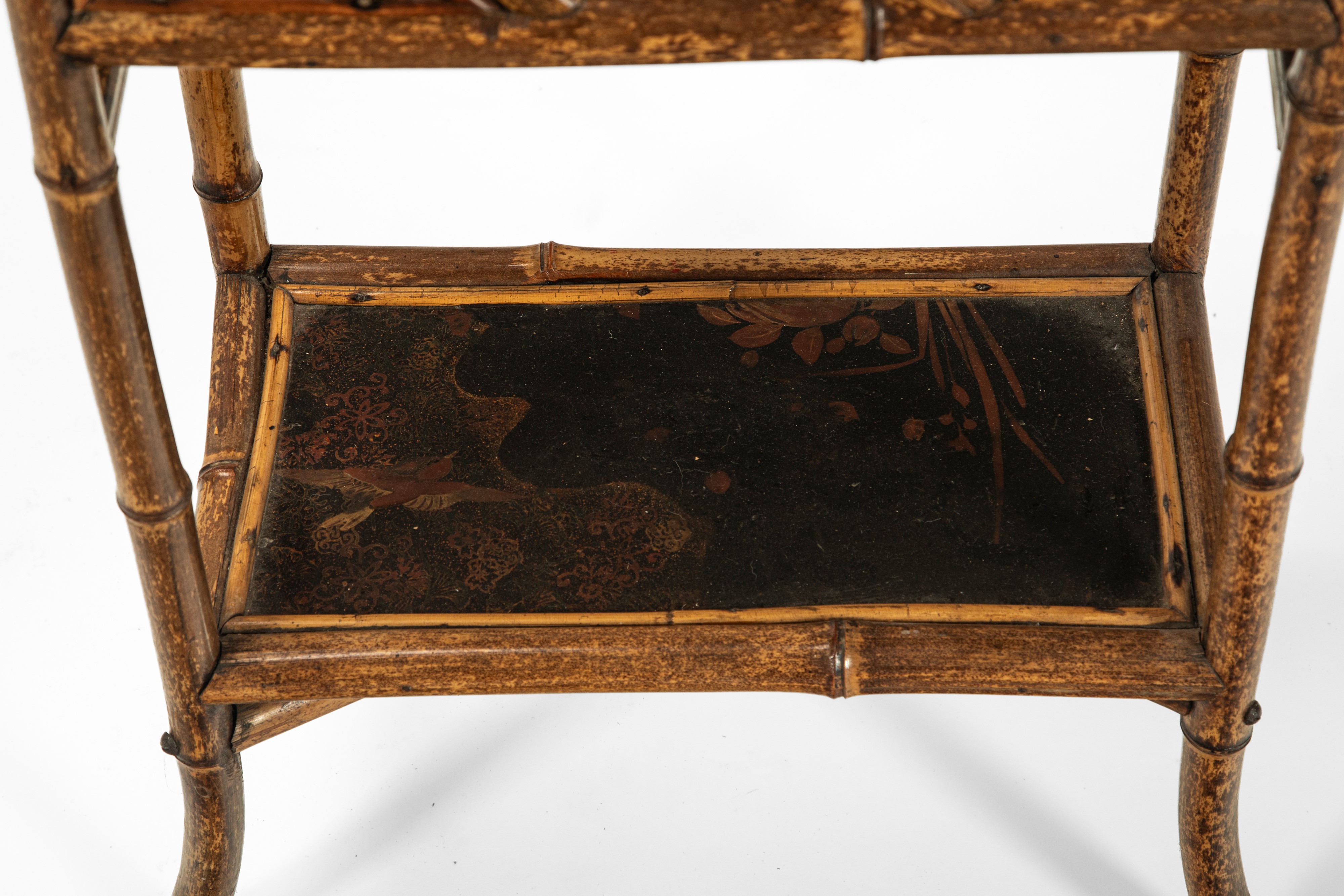 Porta riviste con ripiano in bambù e legno laccato decorato a uccelli e motivi floreali